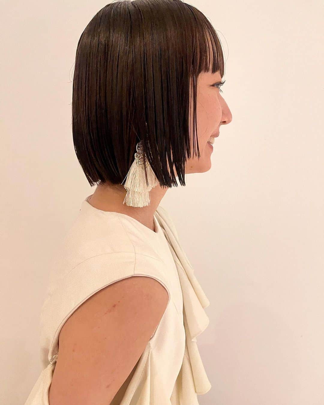 sakincho1028のインスタグラム：「美しかった、、、♡ 私服から、ドレス着てヘアメイクしてどんどん変わる女の子がとてもドキドキして、好きです。🌼  @auroraphoto.graphy  @aki__nakayama   #sakinchohair   #hairarrange#hair#arrange#hairset#ヘアアレンジ#アレンジ#ヘアセット#豊橋#美容室#豊橋美容室#結婚式#ブライダル#ヘアメイク#メイク#花嫁#フォトウェディング#ブライダルフォト#前撮り#出張ヘアメイク#ブライダルヘア#ウェディングヘア#花嫁ヘア」