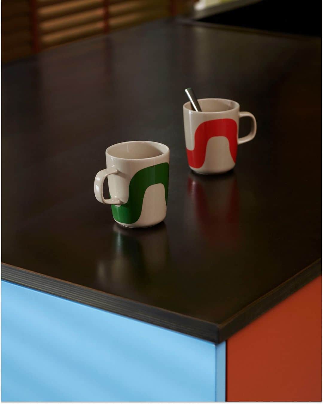 Marimekko Japanさんのインスタグラム写真 - (Marimekko JapanInstagram)「Seireeni(セイレーン)のペアマグカップは今シーズンを象徴するビビッドなグリーンとレッドが対になったデザイン。マイヤ・イソラの代表的なプリントの一つです。  #marimekko #marimekkofw23 #マリメッコ #マリメッコ愛 #北欧デザイン #フィンランド #フィンランドデザイン #インテリア #マリメッコ食器 #seireeni #マグカップ」7月25日 20時04分 - marimekkojapan