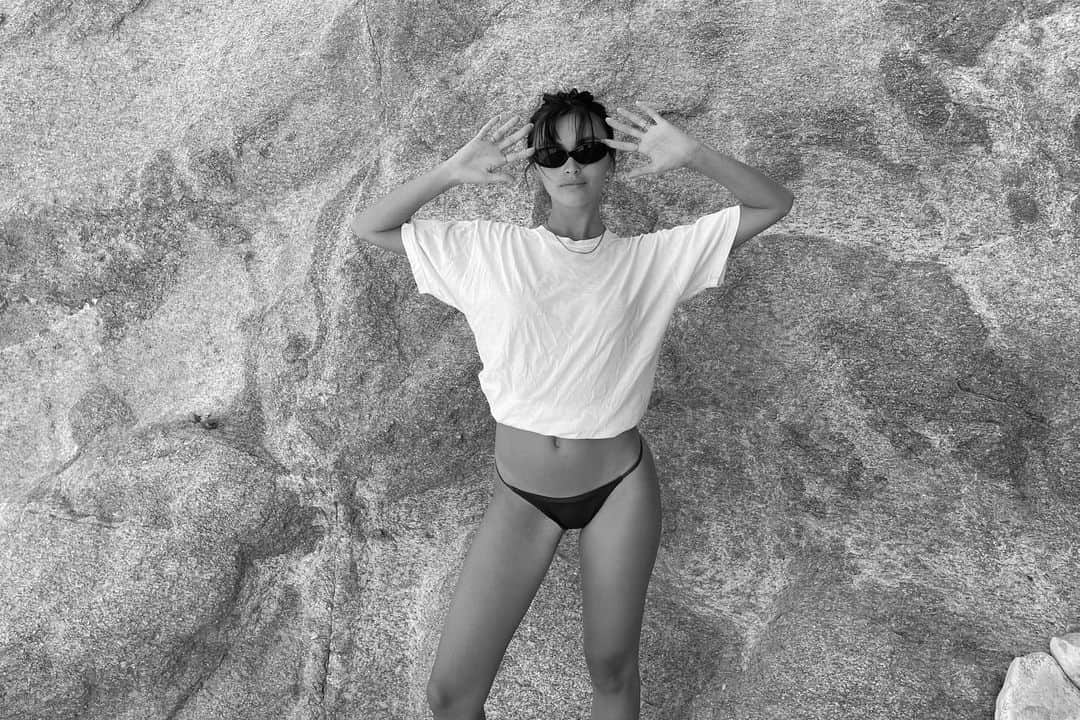 サラ・エレンのインスタグラム：「Cutting shapes in Greece 🇬🇷🤚🏼」