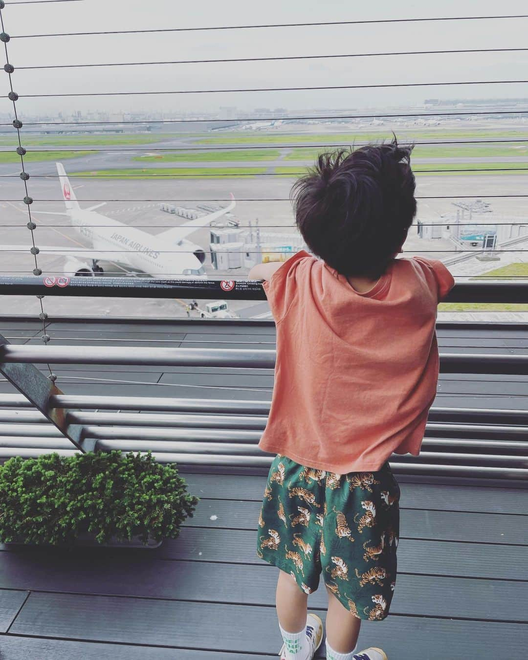 小西ゆりなのインスタグラム：「初めての飛行機✈️👦 #夏休み #初体験 #飛行機 #小学生 #小1男子 #夏休みの思い出 #旅行 #男の子コーデ」