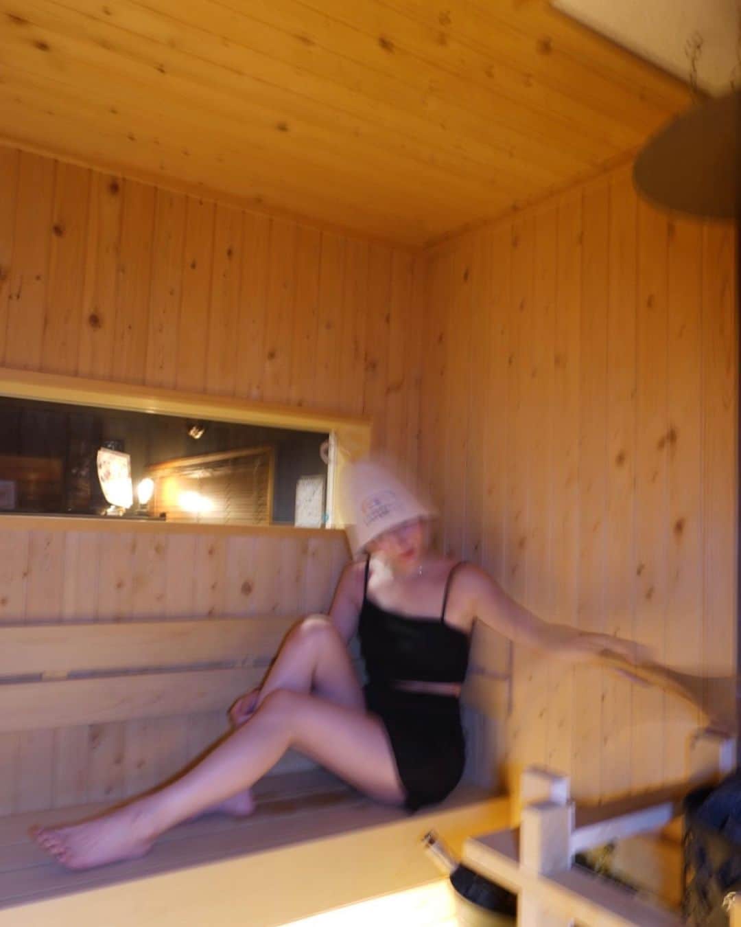山内あいなさんのインスタグラム写真 - (山内あいなInstagram)「海のあとは… ⁡ 江の島島内にある、 "身も心もととのう体験"ができる完全予約制の プライベートサウナ「エノシマサウナ」 @enoshima_sauna へ♨️ ⁡ 120分完全個室で、サウナも水風呂もととのいスペースも完璧な空間で過ごせるよ🧖‍♀️ ⁡ 海ではしゃいだ身体も癒され、 帰りに行った浜焼き屋「はまさき村」 @hamasaki.mura も 浜焼き食べ放題で、焼きだけじゃなくなんと 生牡蠣も食べ放題で最高でした🦪 このクオリティが食べ放題だなんて😫 (家族で食べ過ぎてごめんなさい🫠笑) ⁡ 海にビールにサウナに海鮮に、、 1日でもう色々と欲望が満たされた最高の 江ノ島家族旅行でした🤍(アシタカラガンバレル) ⁡ #江ノ島 #サウナ #プライベートサウナ #浜焼き #浜焼き食べ放題 #牡蠣 #牡蠣食べ放題」7月25日 20時07分 - ainayamauchi3131