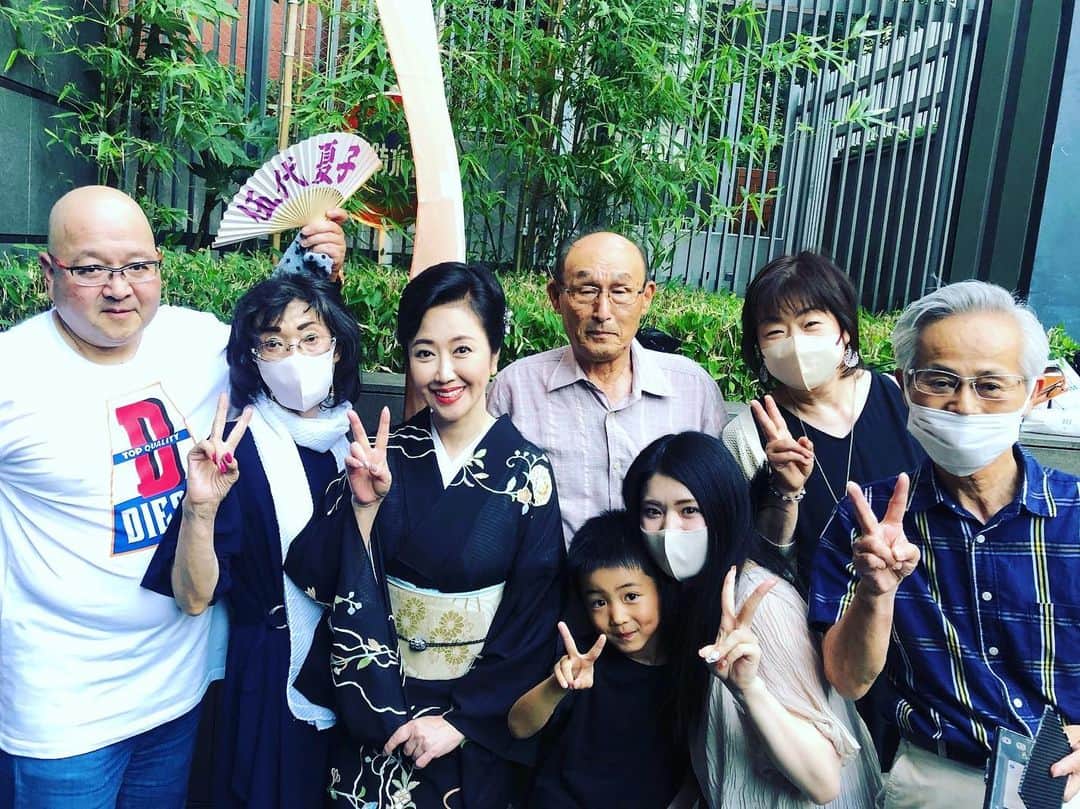 伍代夏子さんのインスタグラム写真 - (伍代夏子Instagram)「7月25日が「夏子の日」に制定されました🎉 今日はその制定記念LIVE🎤 皆様にお祝いしていただいて、とても嬉しい一日でした💕 アコースティックコーナーでは、両親の事を思い出して…🥲 ご参加いただいた皆様、本当にありがとうございました😊 そして、もうひとつ… この善き日に「りく・なつ同室避難推進プロジェクト」を発足した事を発表させていただきました。 災害時、家族同然のペットと共に避難できる環境作りをしていきたいと思います😊 #夏子の日  #725  #記念ライブ  #りくなつ #同室避難出来る世の中に #災害時ペット捜索救助チームうーにゃん  #うささん」7月25日 20時11分 - natsuko_godai_official