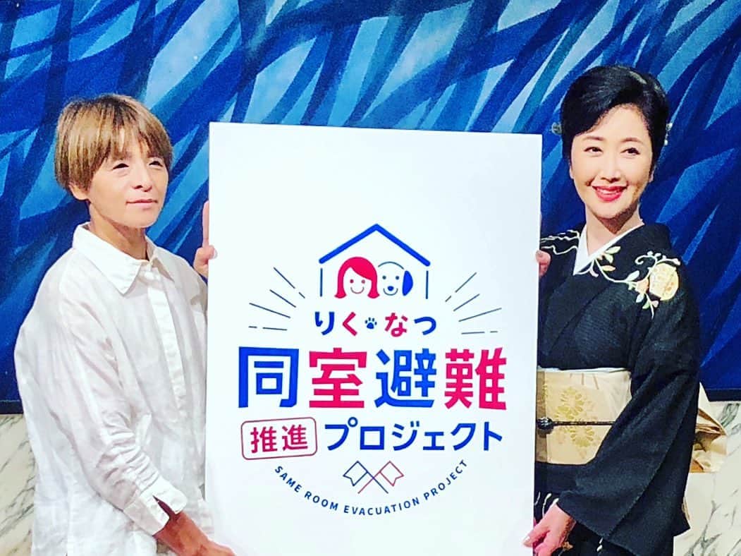 伍代夏子さんのインスタグラム写真 - (伍代夏子Instagram)「7月25日が「夏子の日」に制定されました🎉 今日はその制定記念LIVE🎤 皆様にお祝いしていただいて、とても嬉しい一日でした💕 アコースティックコーナーでは、両親の事を思い出して…🥲 ご参加いただいた皆様、本当にありがとうございました😊 そして、もうひとつ… この善き日に「りく・なつ同室避難推進プロジェクト」を発足した事を発表させていただきました。 災害時、家族同然のペットと共に避難できる環境作りをしていきたいと思います😊 #夏子の日  #725  #記念ライブ  #りくなつ #同室避難出来る世の中に #災害時ペット捜索救助チームうーにゃん  #うささん」7月25日 20時11分 - natsuko_godai_official