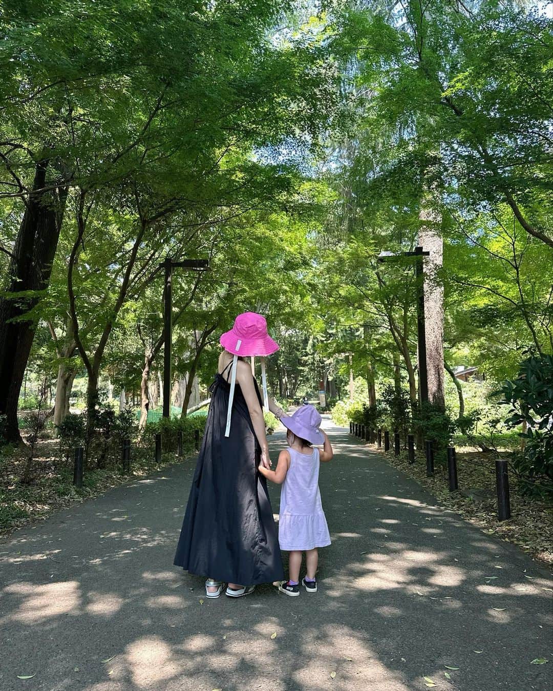 水野佐彩のインスタグラム：「・ 本当に毎日暑くて 朝目が覚めた瞬間から疲れている私です😀笑 ちなみに娘はスーパーアウトドアっ子なので 本当に大変です😅🌻w  とある日曜日の朝公園タイム🍌💕 👗 @bonjoursagan   #おちびコーデ #おちびの輪 #低身長コーデ #Sサイズコーデ #ママコーデ #ママライフ #2020年ベビー #女の子ママ #女の子ベビー #ブルベ夏 #ブルベ #ブルベサマー #ブライトサマー #ブライトスプリング #ソフトクラシック #ウェーブ #骨格診断ウェーブ​ #bonjoursagan」