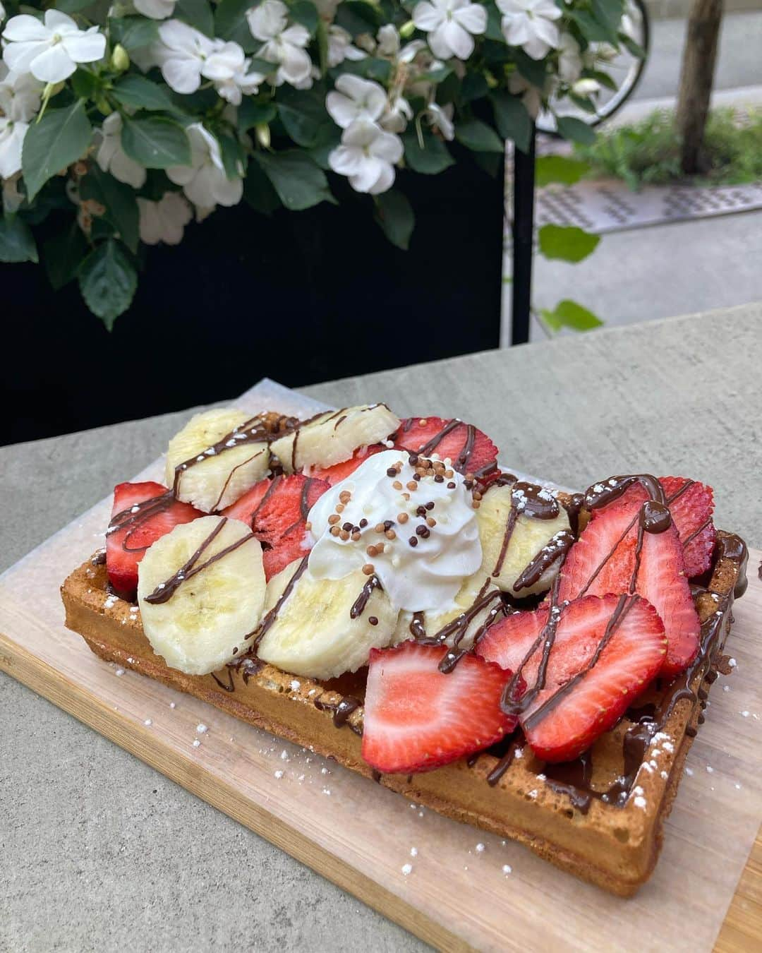 雨宮塔子さんのインスタグラム写真 - (雨宮塔子Instagram)「娘と散歩→お茶→サイクリング→ご飯 みたいなゆる〜い生活をしています🤤  レストランの奥の奥に吹き抜けの空間があって、そこが相席ダイニングのようになっていたり(写真2枚目)、カフェのソファ席のテーブルがプラスチックの運送用箱だったり(写真4枚目)、"抜け"の効かせ方がこの国は上手くて、なんか心地よい今日この頃です🥰  #🍓とホイップクリームの組み合わせ #よく見ます #パンケーキでも食べたけど #こちらはワッフルと合わせて #アサイーボール #大好き❤」7月25日 20時11分 - amemiya.toko