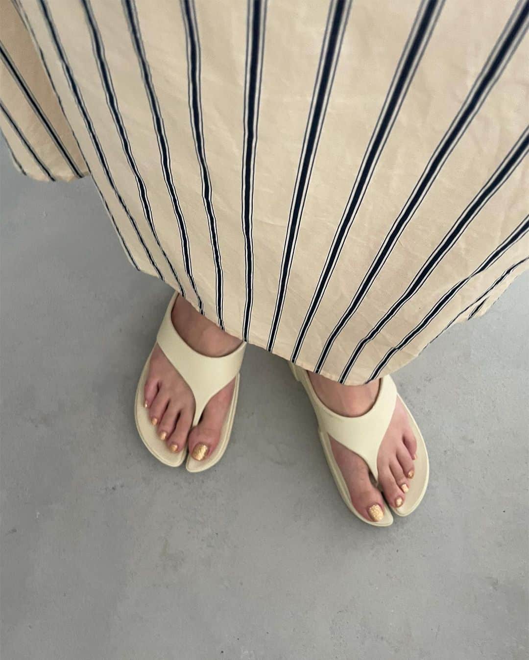  erikaのインスタグラム：「韓国行ったらみんな履いてるらしいです！ って店員さんが言ってた🤍  ほんま？☺️笑  #ペイズ#paes#リカバリーサンダル#サンダル#サンダルコーデ#ママコーデ#徳島」