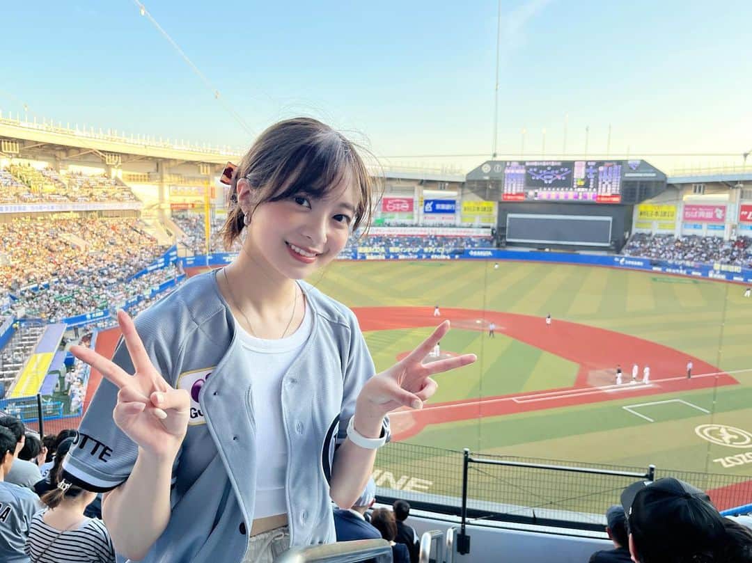 菊池柚花のインスタグラム：「. . . ZOZOマリンスタジアムへ行ってきましたっ！ 昨日は【 ロッテvsソフトバンク 】⚾️  始球式の時にいただいた、思い出が詰まったユニフォームを着ました🥺  先発は佐々木朗希投手✨ ZOZOマリンへ行ったのが始球式ぶりだったので、佐々木投手がマウンドに立つ姿を見て、「私もあのマウンドに立たせていただいたんだ…」と改めて感激。  試合は佐々木投手、石川投手、先発2人の力投と、両者一歩も譲らないリリーフ陣の継投で、最後まで痺れる投手戦でした🔥  試合を決定づけるドラマは最後の最後に… 0-1とロッテが1点ビハインドで迎えた9回裏。 2アウトから代打・角中勝也選手がサヨナラ2ランHR！！！  ダイヤモンドを駆け抜ける姿は、まさにヒーローそのもの…🦸🏻‍♂️✨  劇的すぎる展開を花火と共に祝福しました🎆 5回裏に予定されていた花火は、風の影響で中止になってしまいましたが、このためにとっておいたのかな？ なんて思ってしまいました☺️🌼」