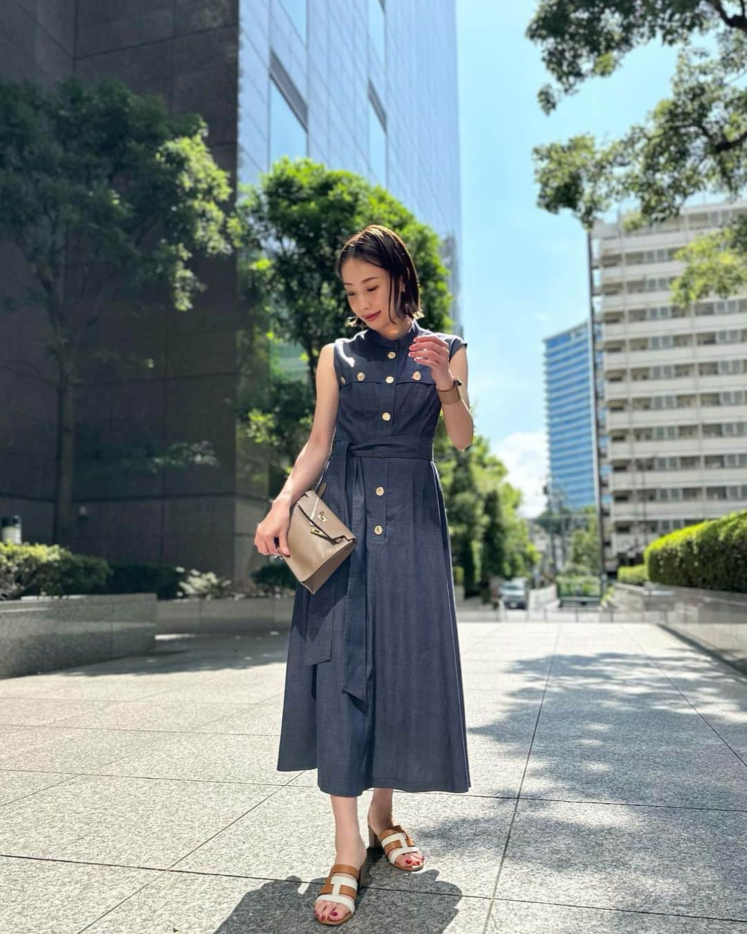 冨張愛さんのインスタグラム写真 - (冨張愛Instagram)「37℃☀️ 暑い毎日だけど、涼しげに見えるワンピース。 朝から仕事で夜も予定がある日に 必ずと言っていいほど手に取るお洋服です🕊️ シワになりにくい機能性と 程良いきちんと感と上品さ キメすぎない抜け感もあるので色んなシーンで着てる🤍 晩夏〜秋口まで長く活躍しそうです⛺️」7月25日 20時15分 - megumitomihari