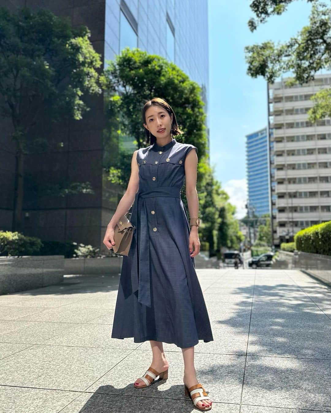 のインスタグラム：「37℃☀️ 暑い毎日だけど、涼しげに見えるワンピース。 朝から仕事で夜も予定がある日に 必ずと言っていいほど手に取るお洋服です🕊️ シワになりにくい機能性と 程良いきちんと感と上品さ キメすぎない抜け感もあるので色んなシーンで着てる🤍 晩夏〜秋口まで長く活躍しそうです⛺️」