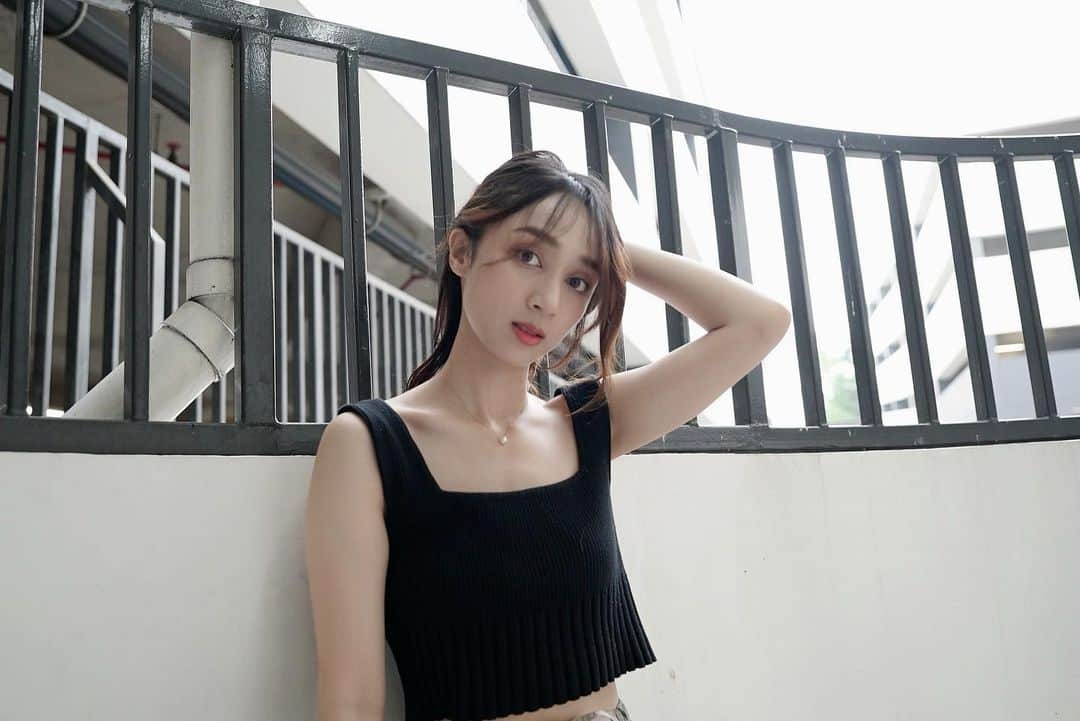 アヤナ・シャハブのインスタグラム：「Emang kalo bengong bisa kesurupan 🤔🤣  #boombasticsideeye 👀😜」
