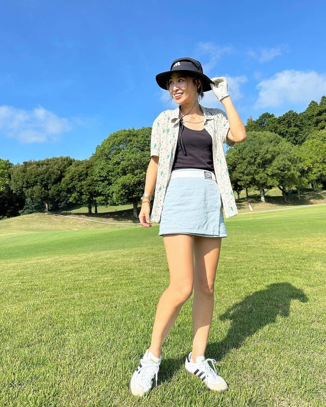 月本えりのインスタグラム：「サボテンシャツ🌵 夏らしいアイテムでお気に入り⛳️  サンバは、ステンシルしてもらって自分だけのオリジナルになったの嬉しい🦔  スプリンクラーは、しゃがんでも避けられないと言うことが分かった📝w  #golf #ゴルフ #ちい活 #fashion #golffashion  #adidasgolf #samba #sneakers  #🌵 #⛳️」