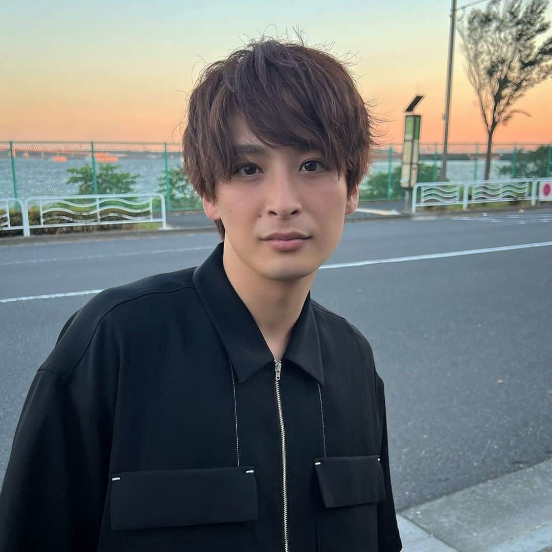 山下航平のインスタグラム：「最近やっと、自分の髪色が茶色なことに慣れてきました。  夕焼けが綺麗だったよ〜」