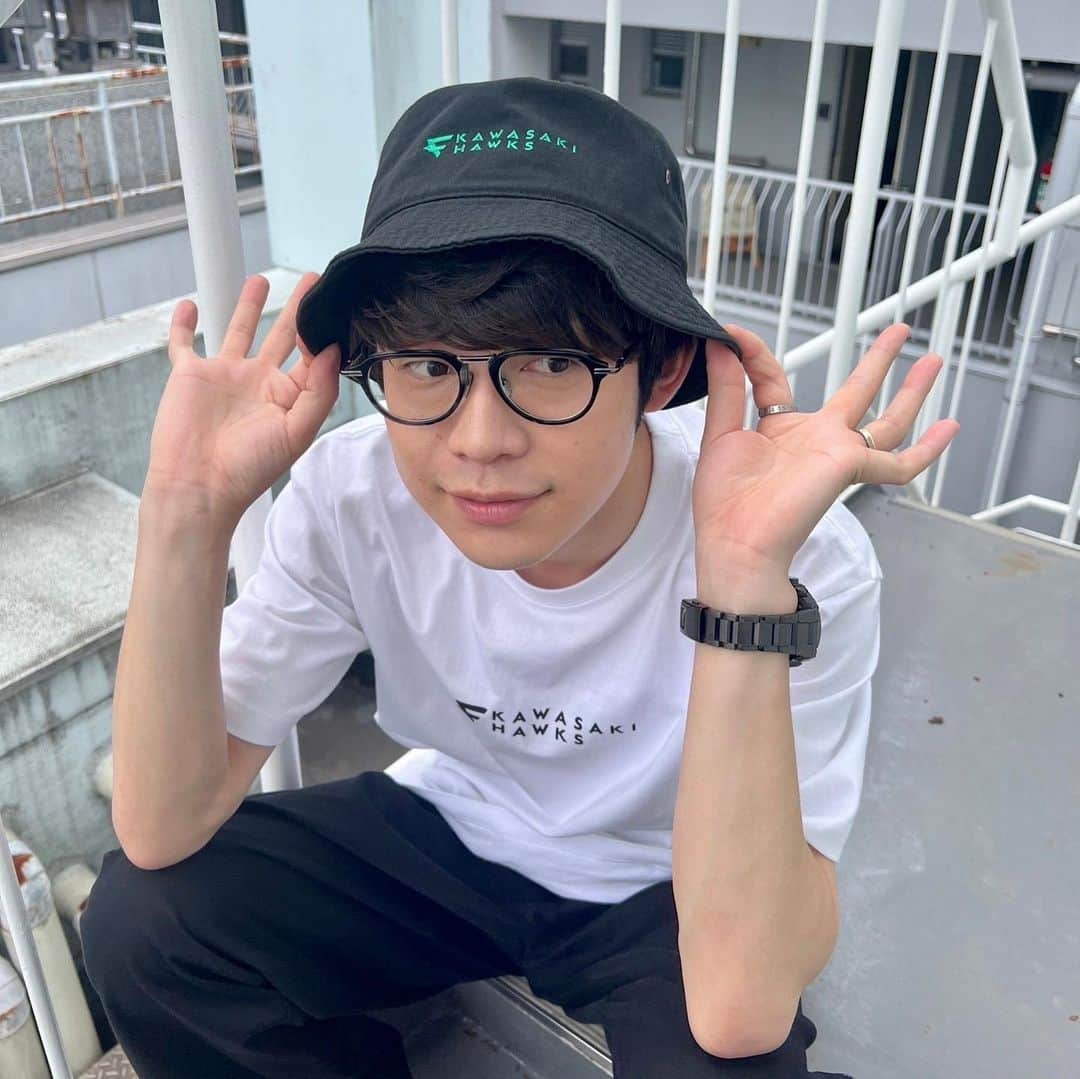 川崎鷹也のインスタグラム：「KAWASAKI HAWKS 第二弾はプライベートでは常に被るバケットハットです😎この夏はこれで乗り切るど〜！Tシャツも大好評につき再販してます🙏 #KAWASAKIHAWKS #川崎鷹也 #バケットハット #シンプルでかわちい #いつも被ってる #バケハ系男子 #何個持ってるかもはやわからん #みんなでおそろ #これでキャンプいこ」