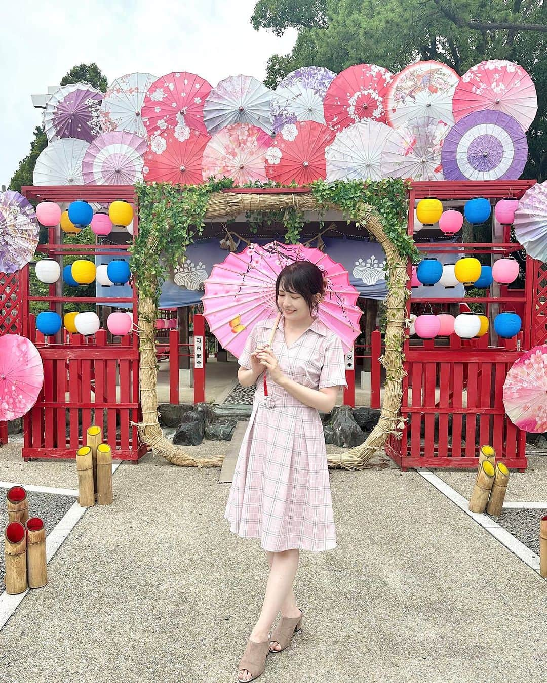 浅井麻里さんのインスタグラム写真 - (浅井麻里Instagram)「⛩️名古屋・別小江神社⛩️ ⁡ 和傘のアートが華やかな、名古屋の別小江神社☂️ ⁡ わたしが持ってる和傘は鳥居の向こうに置いてあって 無料で使わせてもらえるよー♬ 風鈴のエリアもあって涼やかだったり、 てるてる坊主や手水場の飾りも夏らしさ満載✨🎐 ⁡ この日のコーデは、 @liwisi.official のピンクのワンピース💕 チェック柄好き💕 ⁡ 上品感もあるし、いろんなシーンで着られる♬☺️ ⁡ 割引クーポンコードをいただいたので、 大人可愛い夏服探してる人はぜひ使ってね❤️👗 ⁡ クーポンコード 【 mari 】 ＊2つの商品を購入時に30%割引✨ 有効期限：8月13日まで 使用範囲：サイト全品 使用回数：無制限 ⁡ @liwisi.official  ストーリーにショップのURLものせとくねー♬ ⁡ ⁡ #liwisi #ワンピース #ピンクコーデ #夏コーデ #おでかけスポット #名古屋観光 #愛知観光 #神社 #別小江神社 #和傘 #インスタ映え #映えスポット #フォトスポット #風鈴 #手水場 #nagoyatrip #ポートレート #名古屋 #good_portraits_world #Lovers_Nippon_Portrait #as_archive #jp_mood #coregraphy #art_of_japan_ #shrine」7月25日 20時19分 - mari_asai_625