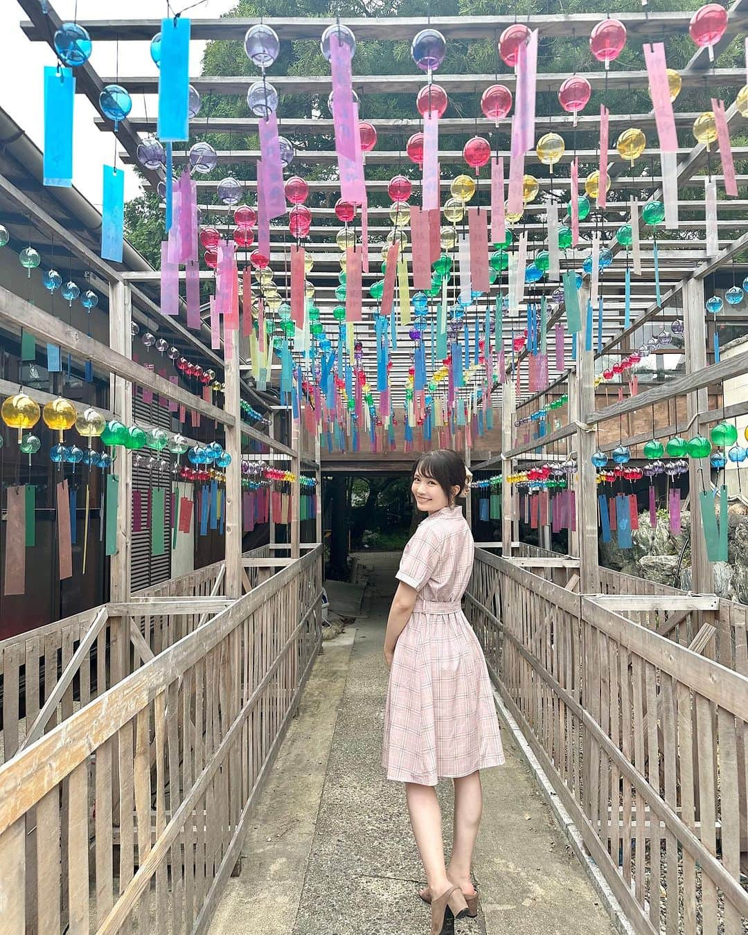 浅井麻里さんのインスタグラム写真 - (浅井麻里Instagram)「⛩️名古屋・別小江神社⛩️ ⁡ 和傘のアートが華やかな、名古屋の別小江神社☂️ ⁡ わたしが持ってる和傘は鳥居の向こうに置いてあって 無料で使わせてもらえるよー♬ 風鈴のエリアもあって涼やかだったり、 てるてる坊主や手水場の飾りも夏らしさ満載✨🎐 ⁡ この日のコーデは、 @liwisi.official のピンクのワンピース💕 チェック柄好き💕 ⁡ 上品感もあるし、いろんなシーンで着られる♬☺️ ⁡ 割引クーポンコードをいただいたので、 大人可愛い夏服探してる人はぜひ使ってね❤️👗 ⁡ クーポンコード 【 mari 】 ＊2つの商品を購入時に30%割引✨ 有効期限：8月13日まで 使用範囲：サイト全品 使用回数：無制限 ⁡ @liwisi.official  ストーリーにショップのURLものせとくねー♬ ⁡ ⁡ #liwisi #ワンピース #ピンクコーデ #夏コーデ #おでかけスポット #名古屋観光 #愛知観光 #神社 #別小江神社 #和傘 #インスタ映え #映えスポット #フォトスポット #風鈴 #手水場 #nagoyatrip #ポートレート #名古屋 #good_portraits_world #Lovers_Nippon_Portrait #as_archive #jp_mood #coregraphy #art_of_japan_ #shrine」7月25日 20時19分 - mari_asai_625