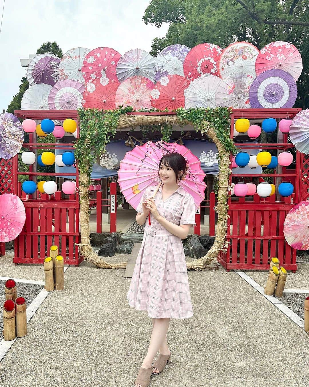 浅井麻里のインスタグラム：「⛩️名古屋・別小江神社⛩️ ⁡ 和傘のアートが華やかな、名古屋の別小江神社☂️ ⁡ わたしが持ってる和傘は鳥居の向こうに置いてあって 無料で使わせてもらえるよー♬ 風鈴のエリアもあって涼やかだったり、 てるてる坊主や手水場の飾りも夏らしさ満載✨🎐 ⁡ この日のコーデは、 @liwisi.official のピンクのワンピース💕 チェック柄好き💕 ⁡ 上品感もあるし、いろんなシーンで着られる♬☺️ ⁡ 割引クーポンコードをいただいたので、 大人可愛い夏服探してる人はぜひ使ってね❤️👗 ⁡ クーポンコード 【 mari 】 ＊2つの商品を購入時に30%割引✨ 有効期限：8月13日まで 使用範囲：サイト全品 使用回数：無制限 ⁡ @liwisi.official  ストーリーにショップのURLものせとくねー♬ ⁡ ⁡ #liwisi #ワンピース #ピンクコーデ #夏コーデ #おでかけスポット #名古屋観光 #愛知観光 #神社 #別小江神社 #和傘 #インスタ映え #映えスポット #フォトスポット #風鈴 #手水場 #nagoyatrip #ポートレート #名古屋 #good_portraits_world #Lovers_Nippon_Portrait #as_archive #jp_mood #coregraphy #art_of_japan_ #shrine」