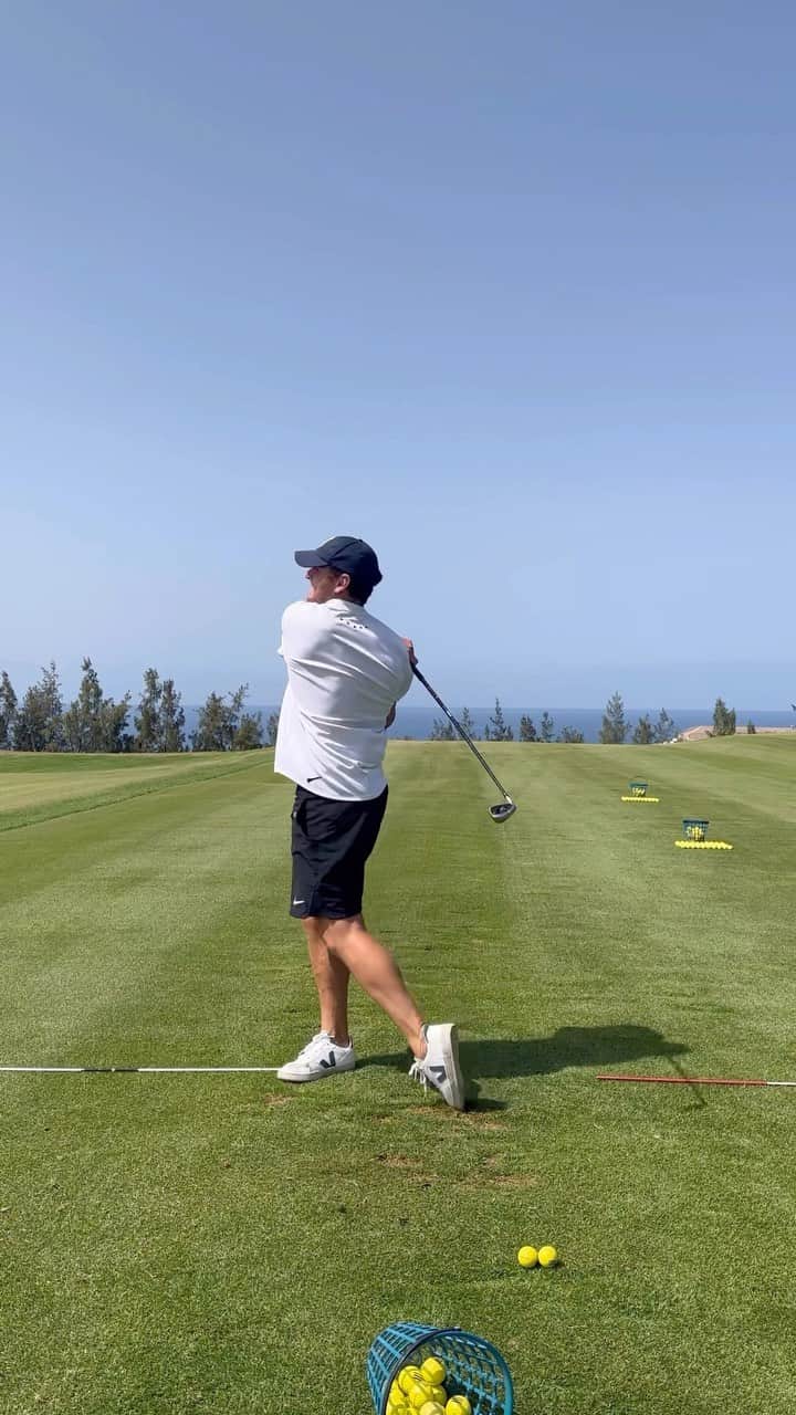 イバイ・ゴメスのインスタグラム：「Tercera clase ⛳️  • Los culpables: @defatafit , @marcosllorente y @amorebieta5 😅 • Camiseta de tenis, pantalón de running, zapatillas veja y probablemente el guante de cocina. Los palos no son míos. ¡Pero ahí vamos! 😂 Y sí, la cámara no está girada, me enteré hace 3 días que era zurdo jugando al golf 🤷🏻‍♂️  • Me sigue enganchando bastante más el tenis 🙈」