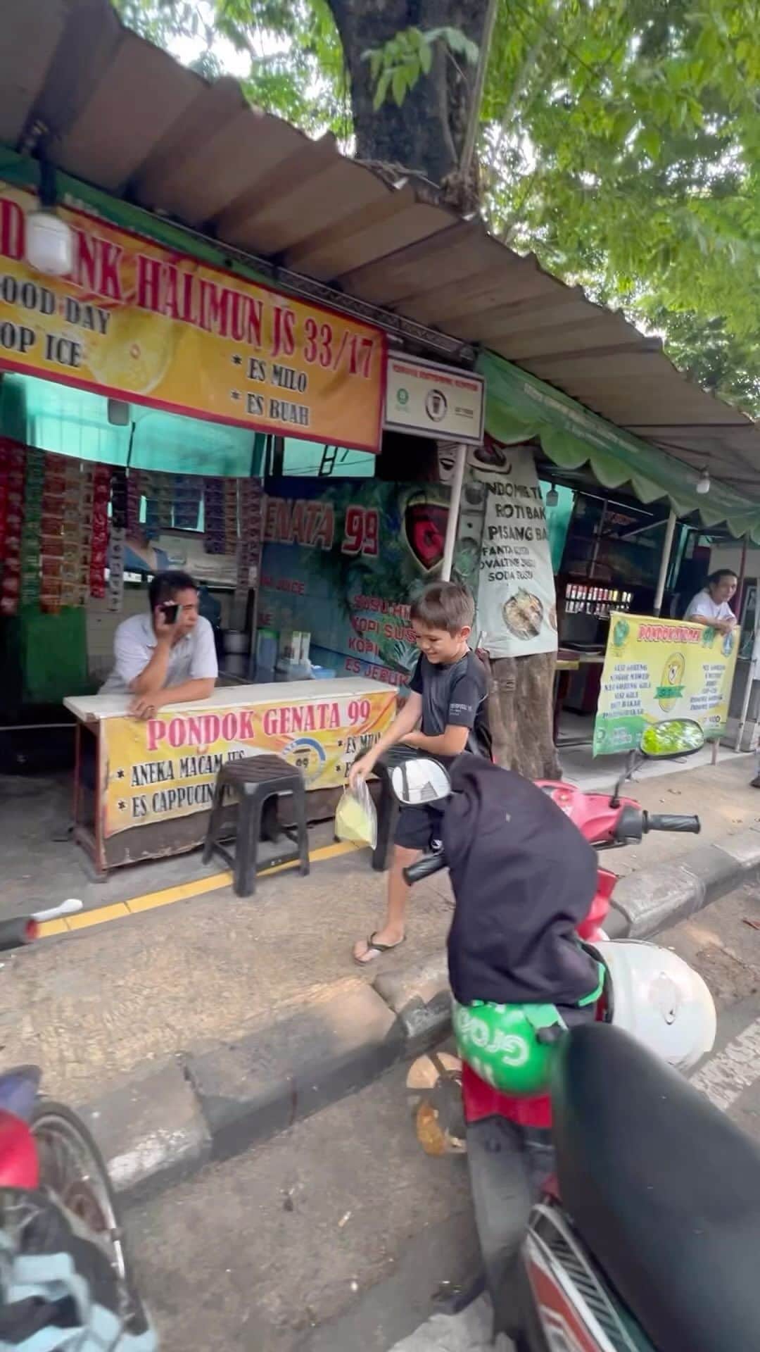 ジェシカ・イスカンダルのインスタグラム：「EL Barack jajan telor gulung. Uda langganan. Enak. Siapa yang suka telor gulung? #elbarack #jajan #telorgulung #jakarta #fyp」