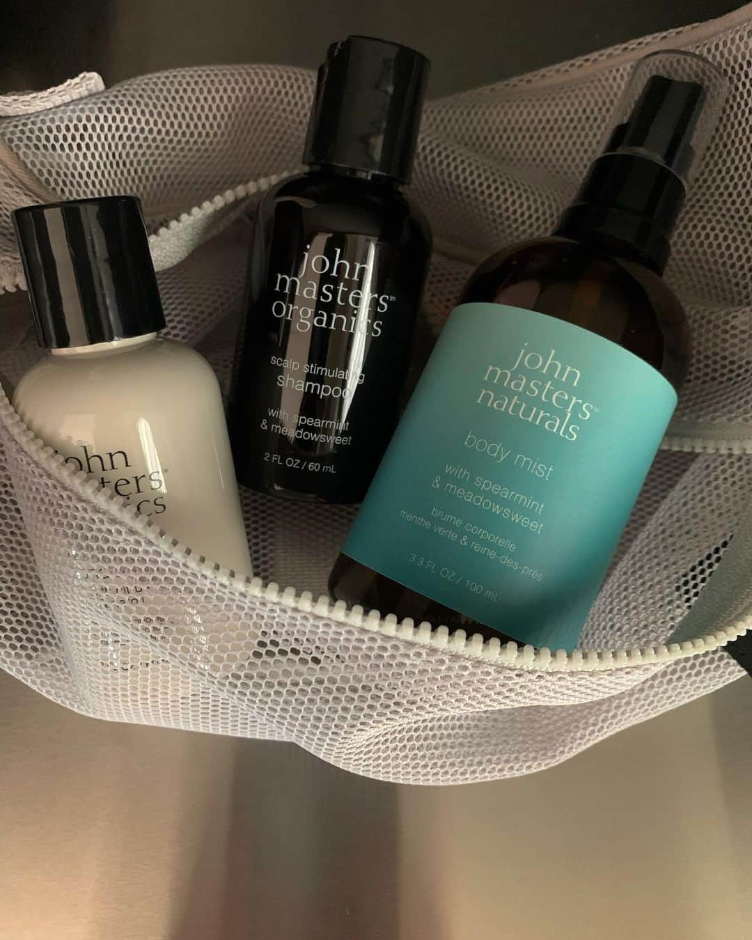 micha_n1213のインスタグラム：「. 今の季節にぴったりのボディミスト🌿 爽やかなフレッシュミントの香りで 自然由来のメントールが入ってるから 肌につけるとひんやり🐋 アウトドアシーンでも大活躍間違いなしだから 次のキャンプにもぜったい持ってく〜😚 子どもと一緒に使えるのも嬉しいポイント♡  @johnmastersorganics_japan  #johnmastersorganics  #ジョンマスターオーガニック #アイスルジョンマスター」