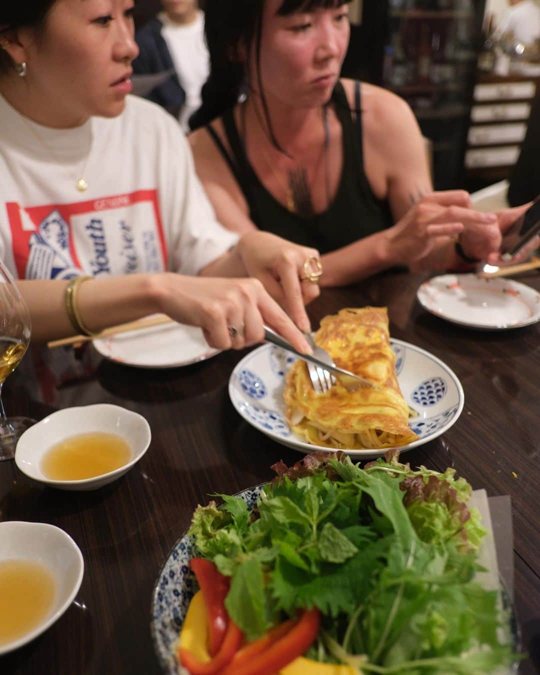 猪鼻ちひろさんのインスタグラム写真 - (猪鼻ちひろInstagram)「暑い中の楽しい昼と夜 ☕️ @vervecoffeejapan  ミーティングをしながらのカフェ。笑った笑った！  🇻🇳 @sugahara_pho  真剣に色々と探してくれる ハリイさんとアヤコたん優しい可愛い。  暑すぎて暑すぎて 夜ご飯作る気力が失われている日々です🙃🌽 #とうもろこし丸かじりエブリデイ #よく言えば素材を活かしている #ちひろのごはん」7月25日 20時22分 - inohanachihiro