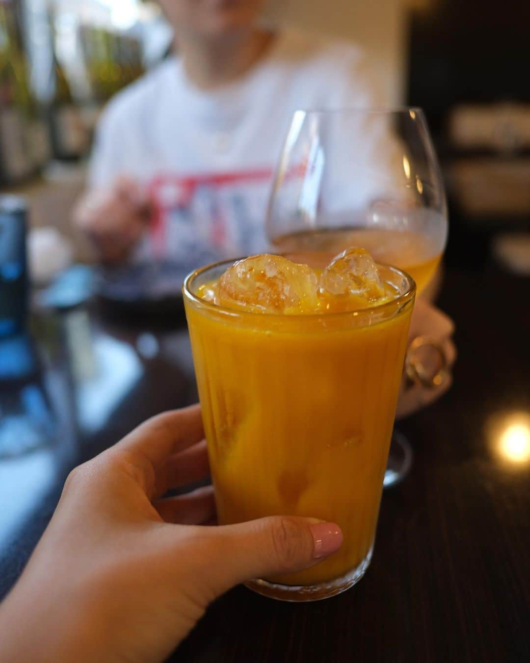 猪鼻ちひろさんのインスタグラム写真 - (猪鼻ちひろInstagram)「暑い中の楽しい昼と夜 ☕️ @vervecoffeejapan  ミーティングをしながらのカフェ。笑った笑った！  🇻🇳 @sugahara_pho  真剣に色々と探してくれる ハリイさんとアヤコたん優しい可愛い。  暑すぎて暑すぎて 夜ご飯作る気力が失われている日々です🙃🌽 #とうもろこし丸かじりエブリデイ #よく言えば素材を活かしている #ちひろのごはん」7月25日 20時22分 - inohanachihiro