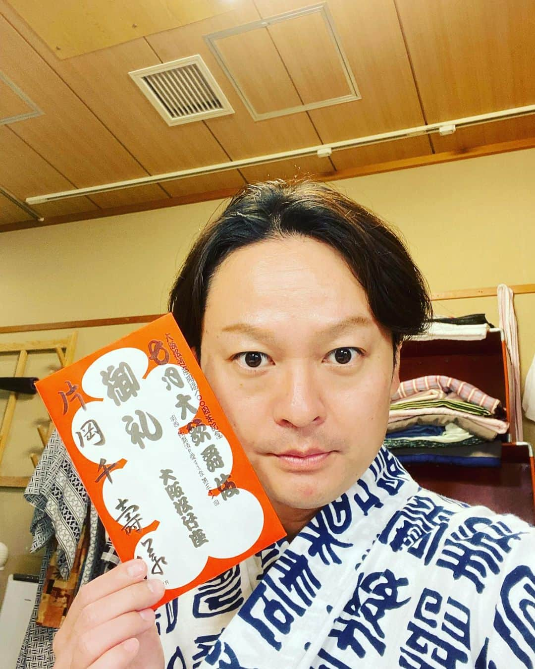 片岡千壽さんのインスタグラム写真 - (片岡千壽Instagram)「本日無事に松竹座『七月大歌舞伎』無事に千穐楽を迎え勤め終えることが出来ました。誠に有難うございました。  写真を撮る時間があまりなく結局日々のストーリーだけになってしまいましてすみません🙏 しかしながら毎日沢山の方にストーリーを見て頂きコメントも日々頂きパワーを頂きました。 沢山の応援本当に有難うございました☺️  昼夜共に楽しく勤めさせて頂きました。道頓堀の夏芝居はやっぱり良いですね✨上方の役者としてこの地でお芝居をさせて頂ける幸せを改めて感じました。又来年も戻って来れますよう精進致します❗️  さぁ、いよいよあべのハルカスに乗り込んでの『晴の会』お稽古も始まります‼️お客様に喜んで頂けるお芝居になる様、一同懸命にお稽古に励んでおります👍少しでも多くの方にご覧になって頂きたく思っております‼️3日、4日はまだお切符ございます🙏 何卒あべの歌舞伎、晴の会もよろしくお願い申し上げます❗️  誠に有難うございました🙇🏻‍♂️  #大阪 #道頓堀 #松竹座 #七月大歌舞伎 #京鹿子娘道成寺  #吉原狐 #伝統芸能 #伝統文化 #踊り #日本舞踊 #着物 #上方歌舞伎 #化粧 #片岡千壽 #あべのハルカス #あべの歌舞伎 #晴の会 #肥後駒下駄 #今日の千壽 #photography  #photo  #makeup  #make #kabuki」7月25日 20時23分 - senju.kataoka