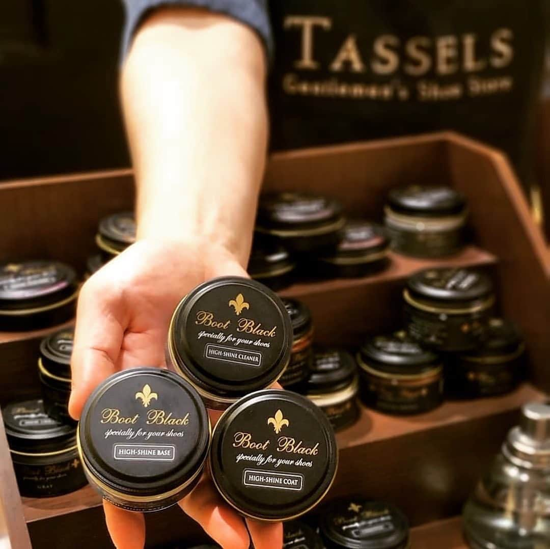 bootblack_officialのインスタグラム：「TASSELS Shoe Shine 🇭🇰 A little care goes a long way. Don’t forget to maintain your leather shoes after the rain. Monday to Friday. 11am to 7pm Bank holiday off.  TASSELS Landmark  #tasselsLANDMARK #shoeshineservice #bootblack #shoecare #bootblackjapan #shoepolish #shoeshine #tasselshongkong」