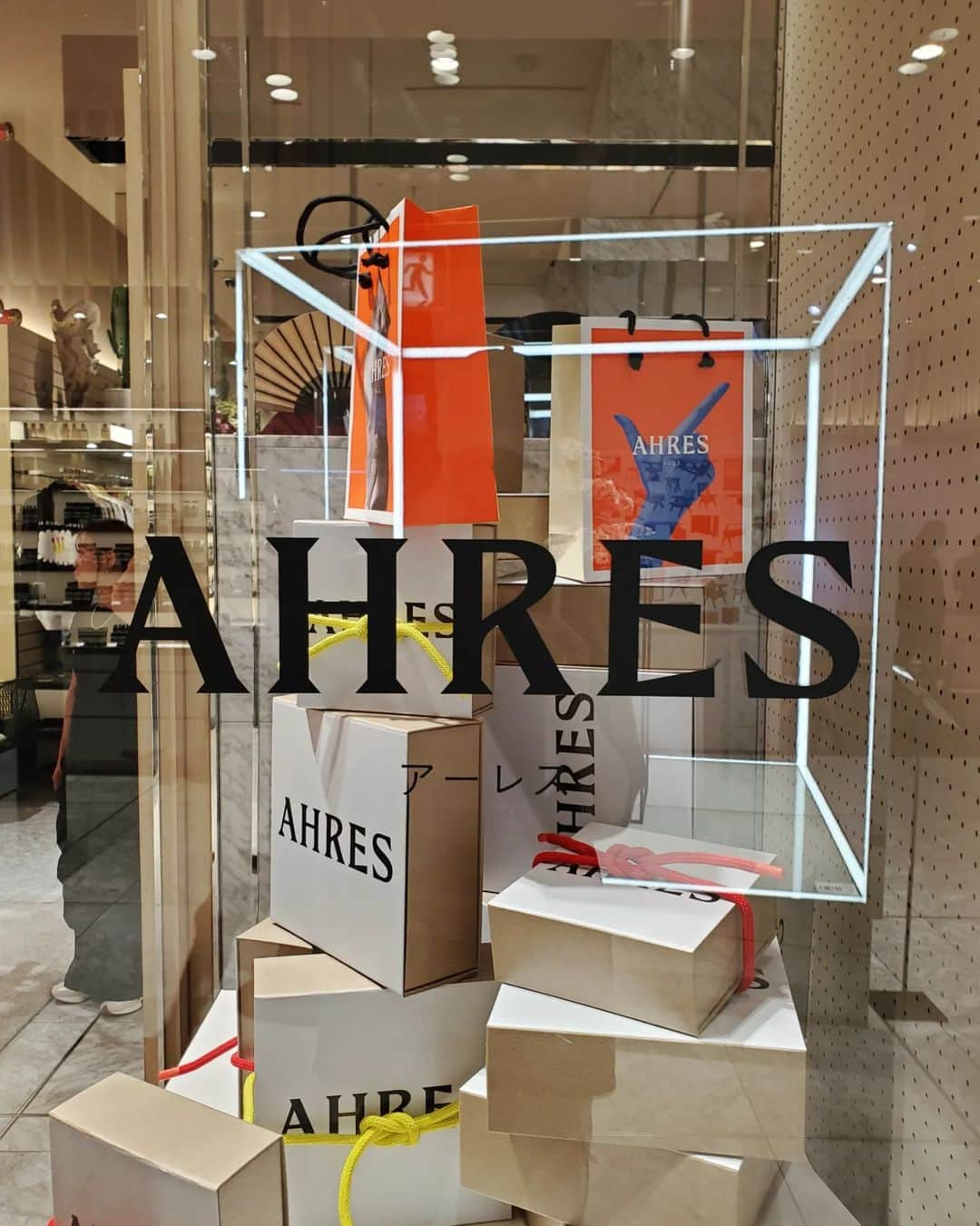 加藤康貴さんのインスタグラム写真 - (加藤康貴Instagram)「【AHRES(@ahres_official )POP UP】  7/19〜8/1 ISETAN メンズ館1Fで開催されているので お邪魔してきました！  スキンケアから香水まで本当手広い… そしてパッケージも世界観も本当にお洒落🙆  個人的にも愛用しているAHRES 特に ・クレンジングバーム ・日焼け止め  がめちゃくちゃ良いので 今度改めて紹介しますね！  #ahres #コスメ #メンズコスメ #クレンジングバーム #日焼け止め #香水 #夏コスメ」7月25日 20時24分 - koki_kato