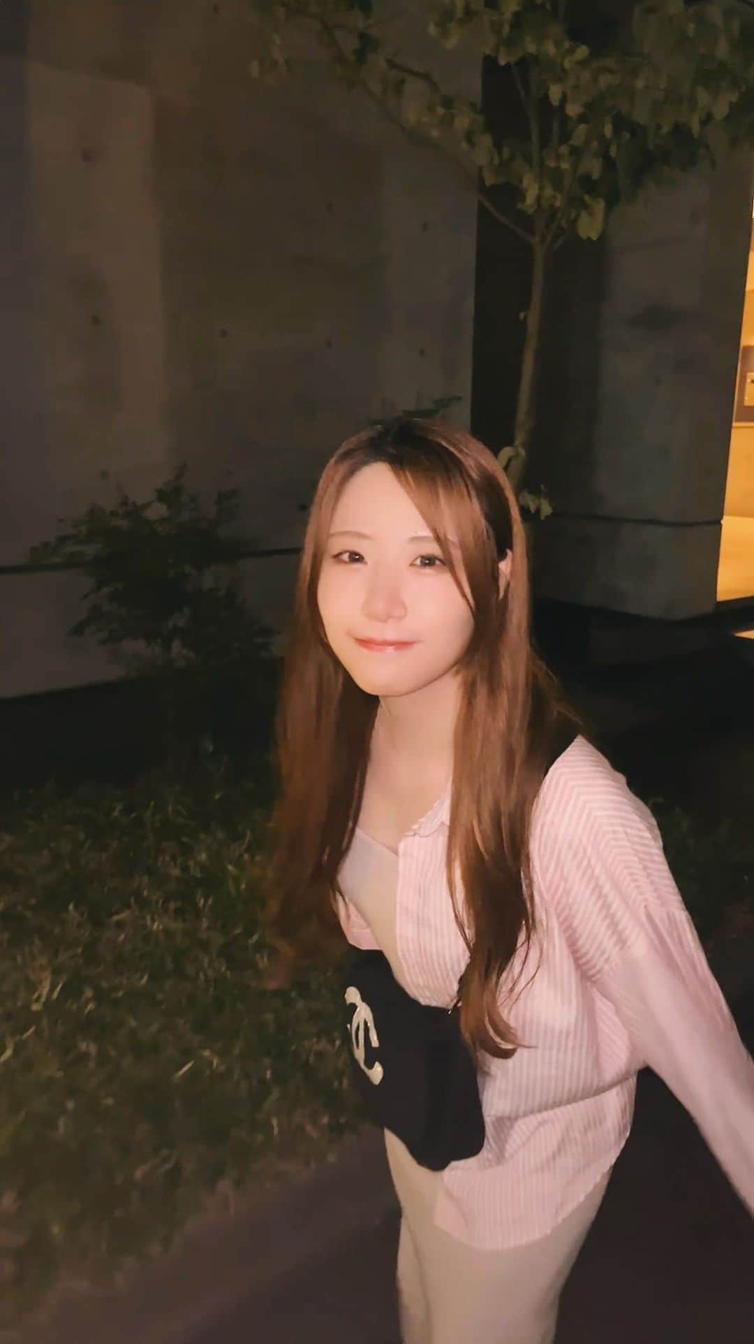 AKARIのインスタグラム：「夜風を感じながら 夜のお散歩。◯」