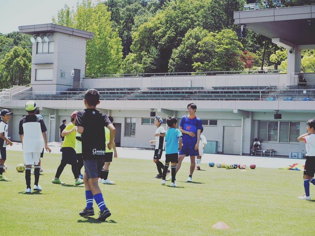 奥川雅也さんのインスタグラム写真 - (奥川雅也Instagram)「シーズンオフで帰国した際に、地元の甲賀市で第2回サッカー交流会を開催しました。 前回に続き水口スポーツの森陸上競技場を使用し、たくさんの子ども達が集まってくれました。  今回は甲賀市以外からも参加してくれて、小学5,6年生の子ども達とサッカーを楽しみました。 残念ながら怪我をしていたのでプレーはできませんでしたが、みんなが楽しそうにサッカーをしている姿や笑っている姿を見て、僕も早く復帰してサッカーをしたくなりました！  サポートとしてスペインでプレーしている #勝島新之助 選手、#鈴木輪太朗イブラヒーム 選手、#根本芽輝 選手がオフで帰国中だったので駆けつけてくれて、盛り上げてくれました！  今回はアドバイザーという立場での参加でしたが、みんな真剣に耳を傾けてくれたし、プレーなどの質問をしてくれたりして、僕も真剣にアドバイスしました！  主催していただいた甲賀市スポーツ協会、株式会社あいコムこうかの皆様をはじめ、協賛してくれた各社様、本当にありがとうございました！  今シーズンはドイツ1部で活躍して、みんなに良いニュースを届けられたらと思います。 またオフで日本に帰ってきた時には開催したいと思います！  【協賛】（順不同） 株式会社アドバンス（ORS）様 @orsjapan  トヨタモビリティ滋賀株式会社 様 @toyota_mobi_shiga.minakuchi   鹿深いちご園 様 @kafukaichigo  株式会社ネクストイノベーション（牛若丸） 様 @ushiwakamaru29  甲賀協同ガス株式会社 様 @kokakyodogas  株式会社かもしかリゾート 様 @kamoshika.camp.official  株式会社ユーベスト 様 @peacebox_stay  SUS株式会社 滋賀営業所 様  うし福 様 @ushifuku_minakuchi  株式会社サン・クロレラ 様 @sunchlorellajapan  NIKE 様 @nikefootball  #football #サッカー #masayaokugawa #奥川雅也 #footballplayer #soccer #京都 #滋賀 #甲賀市 #水口町@」7月25日 20時25分 - masaya_0414_09