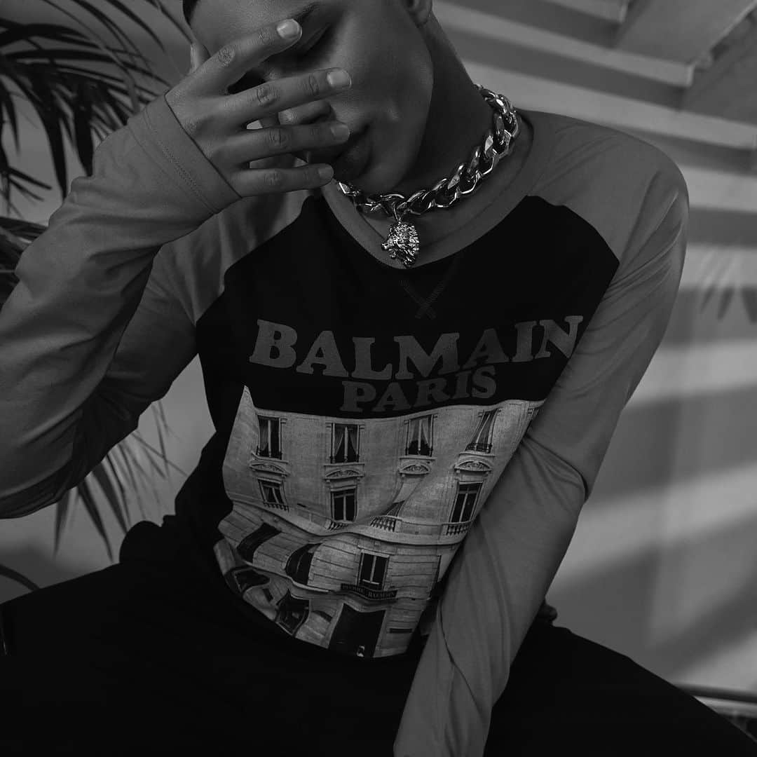 オリヴィエ・ルスタンのインスタグラム：「I am so excited that Le Vestiaire d’Or is finally available on Balmain.com. Tell me what is your Fav piece from my new wardrobe created for you. It’s a unisex collection from day to night , all what I love to wear is finally available🖤 go and get your fav piece and tag : #levestiaired’Or Link in my bio .」