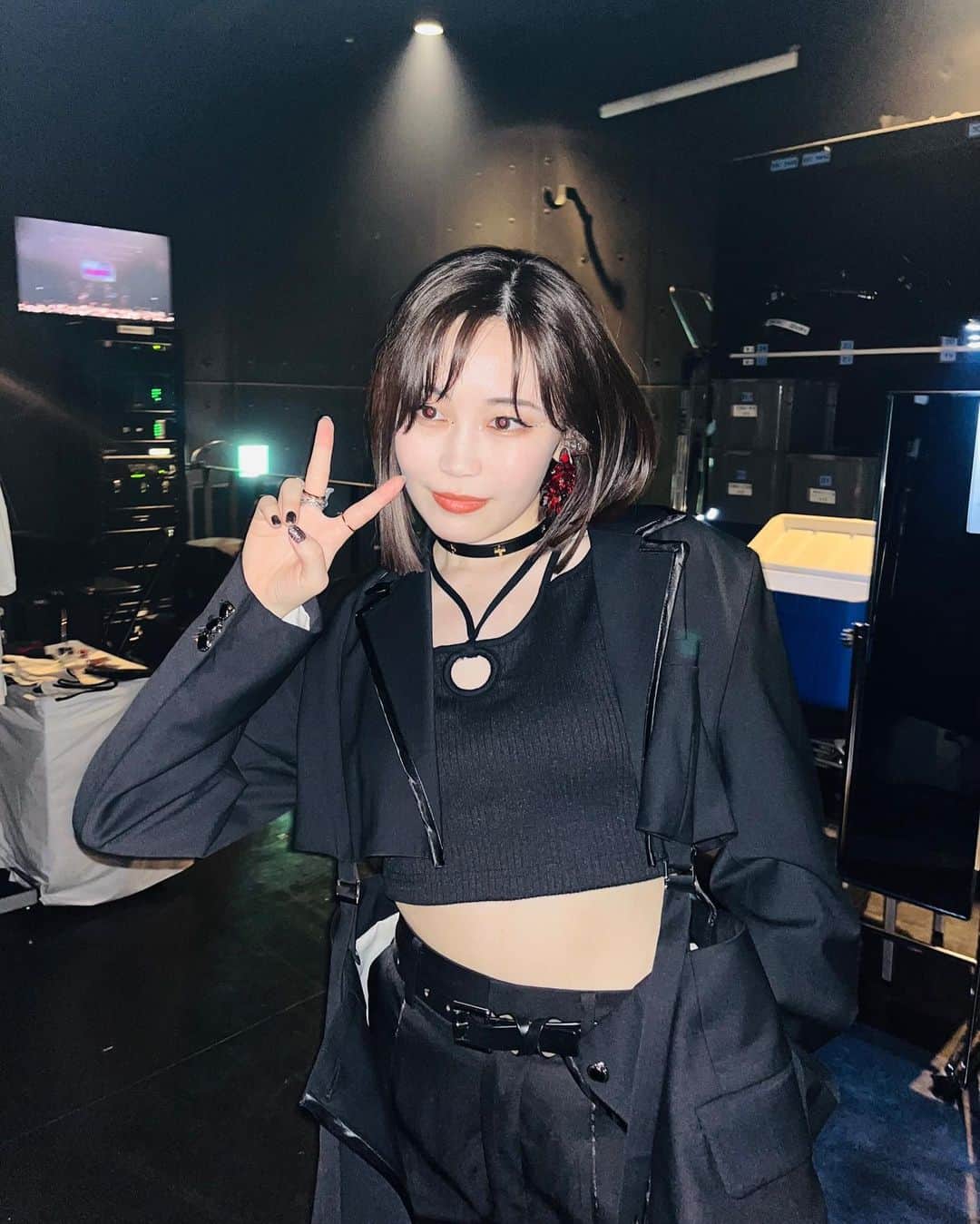 鷲尾伶菜のインスタグラム：「🖤🤍 オールブラックにワンポイント赤。  あと、💇🏻‍♀️」