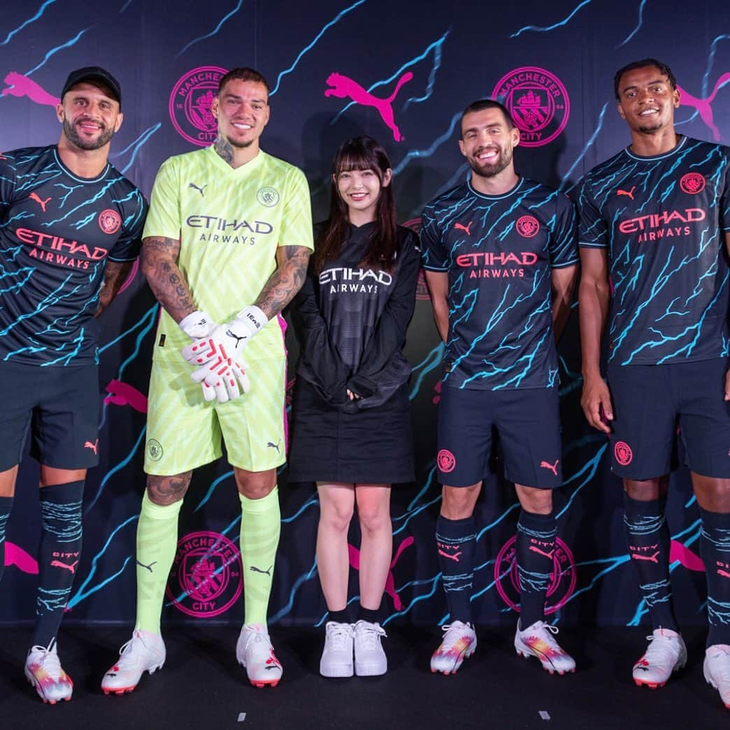 あやてん（島田彩加）のインスタグラム：「Manchester City 23-24 third kitお披露目会、なんとウォーカー、エデルソン、コバチッチ、アカンジが来て、目の前で見る事ができました😭  しかも一緒に写真まで😭😭😭 やばすぎるよこれ、、😭😭  途中、ウォーカーと目があった時にバカでかい奇声をあげてしまいました、興奮したら奇声あげてしまう癖やめたい  今まで現地観戦に行っても出待ちとかはした事なくて、もちろん写真も撮ったことがなかったので  本当にこういう機会をいただけて信じられないくらい幸せでした😢  pumaさん、ほんとうにありがとうございます😢🩵  写真のわたし、拍手がわりに太もも叩きすぎて太もも赤くなってる  選手の登場シーン、わくわくする演出でかっこよかったなあ  ウォーカーはいつも通りのテンションでイベントを盛り上げてくれて、エデルソンは撮影の時のクールな顔とトーク中の陽気な笑顔のギャップにやられたし近くで見るタトゥーはめちゃくちゃかっこよくて、コバチッチはずっと優しい表情をしててめちゃくちゃ良い人なんだろうな、、となり、アカンジは控えめだけどずっとニコニコしてて生で見るアカンジは想像してたより暗算得意そうなインテリジェンスなお顔してた！まじ全員だいすきすきすき愛、愛愛しています  みんな体がおっきくて迫力がすごかった！！！！  動画もあげようっと  本当にありがとうございました！！！！😭😭😭😭  #mancity  #mcifanz  #mcfc  #manchestercityfc  #manchestercity #ctid  #マンチェスターシティ  #맨시티  #풋살  #サッカー観戦  #ユニフォーム女子  #サッカー女子」