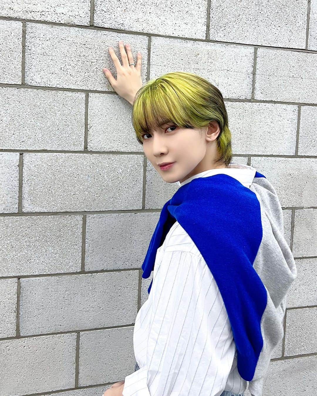 ATEEZさんのインスタグラム写真 - (ATEEZInstagram)「[📷] SBS MTV '더쇼' 여상 MC Behind Photo ⠀ 여름의 청량함🌊이 잘 어울리는 여상이 오늘도 에이티니를 생각하며 맑은 미소 발사🤭✨ ⠀ #ATEEZ #에이티즈 #YEOSANG #여상」7月25日 20時36分 - ateez_official_