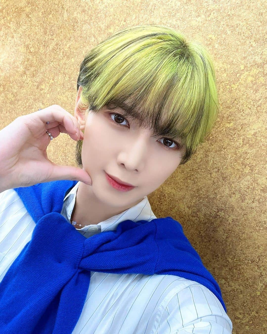 ATEEZさんのインスタグラム写真 - (ATEEZInstagram)「[📷] SBS MTV '더쇼' 여상 MC Behind Photo ⠀ 여름의 청량함🌊이 잘 어울리는 여상이 오늘도 에이티니를 생각하며 맑은 미소 발사🤭✨ ⠀ #ATEEZ #에이티즈 #YEOSANG #여상」7月25日 20時36分 - ateez_official_