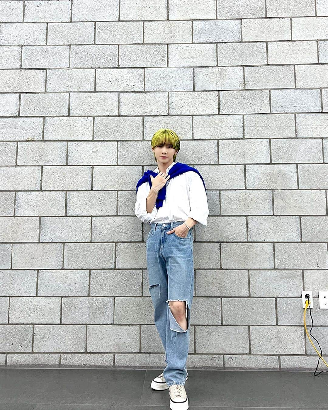 ATEEZさんのインスタグラム写真 - (ATEEZInstagram)「[📷] SBS MTV '더쇼' 여상 MC Behind Photo ⠀ 여름의 청량함🌊이 잘 어울리는 여상이 오늘도 에이티니를 생각하며 맑은 미소 발사🤭✨ ⠀ #ATEEZ #에이티즈 #YEOSANG #여상」7月25日 20時36分 - ateez_official_