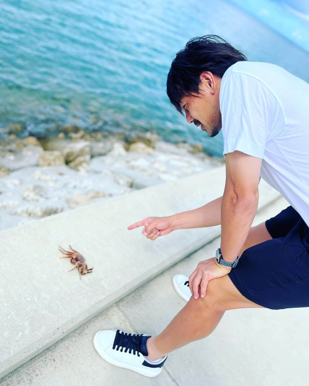 松井大輔のインスタグラム：「カニ🦀見つけた〜  #okinawa  #okinawa_love  #沖縄 #蟹 #蟹食べに金沢行きたい #summer #夏 #水着 #ダイブしたい」
