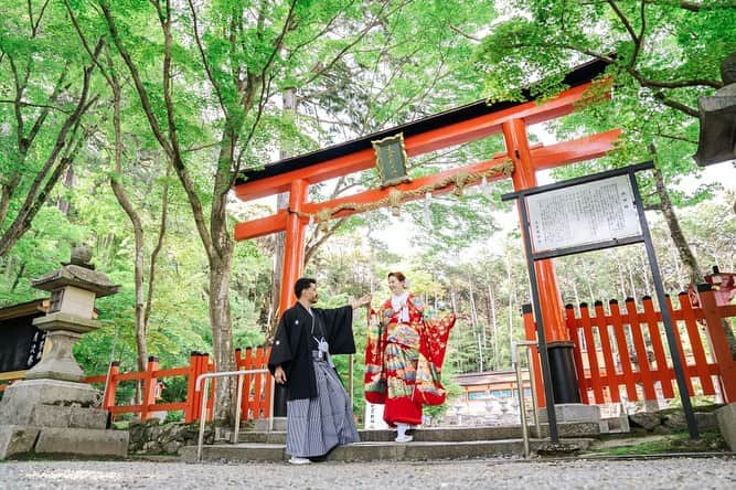 和婚スタイルのインスタグラム：「Destination wedding in Kyoto!  @Oharano shrine @Nashinoki shrine  Produce by Wakon Style  Please contact @wakonstyle   #神社挙式 #白無垢 #Shintowedding #japanesetraditionalwedding #shiromuku #shrine #temple #weddingceremonyatJapan #kyotowedding #lgbtq #wakonstyle #buddhistwedding #destinationwedding #weddingphotography #happiestmoment #redtriigate #tokyo #fukuoka #kyoto #kimono #bride #weddingreception #hongkongbride  #japantrip #mtfuji #bride’shairstyle #thailand #colouredkimono #preweddingphoto」