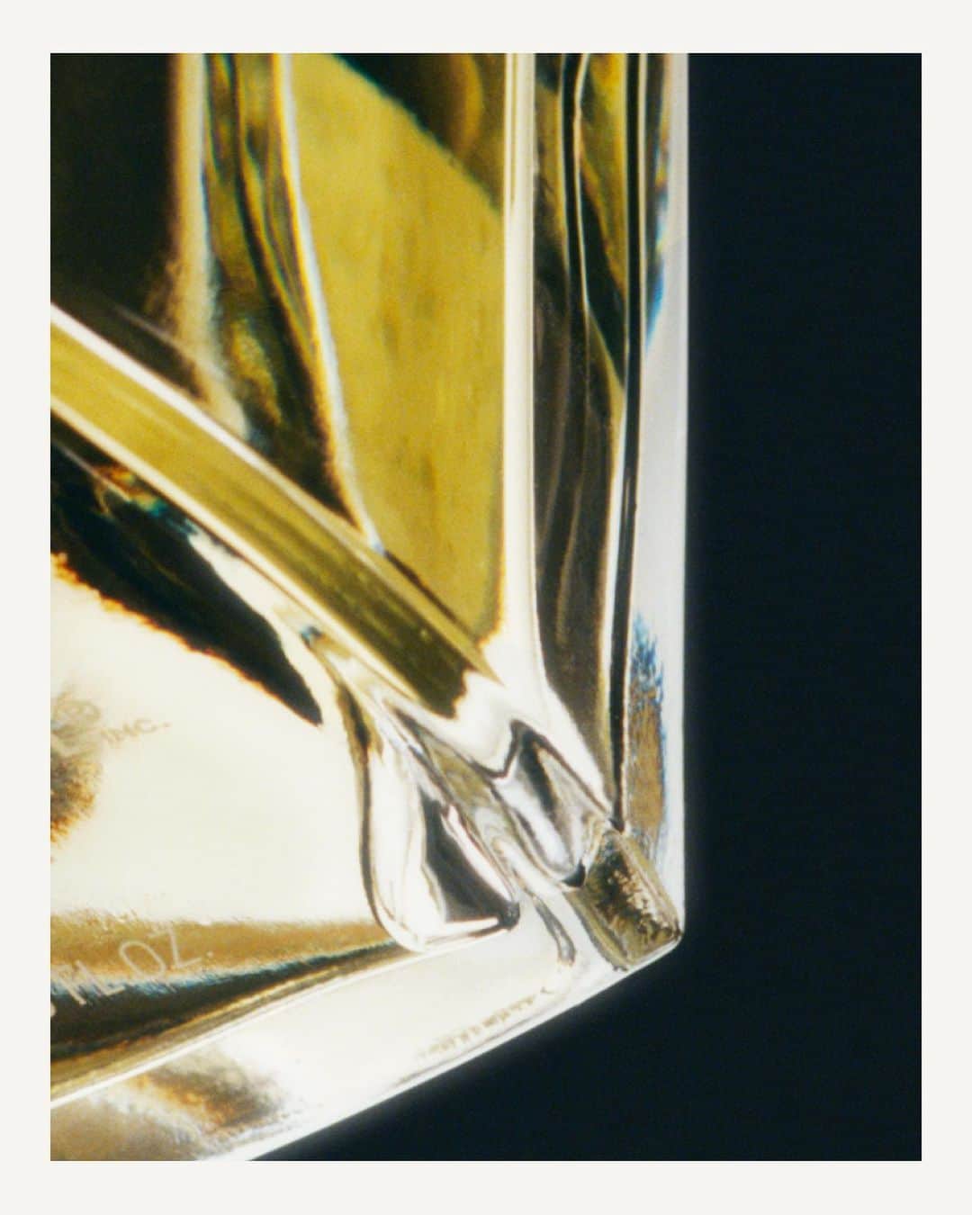 シャネルさんのインスタグラム写真 - (シャネルInstagram)「COROMANDEL The mystery of an intimate, sumptuous fantasy world, which materializes on the Coromandel screens that line the walls of Mademoiselle Chanel's apartment.  #LesExclusifsDeCHANEL #CHANELFragrance」7月25日 20時30分 - chanelofficial
