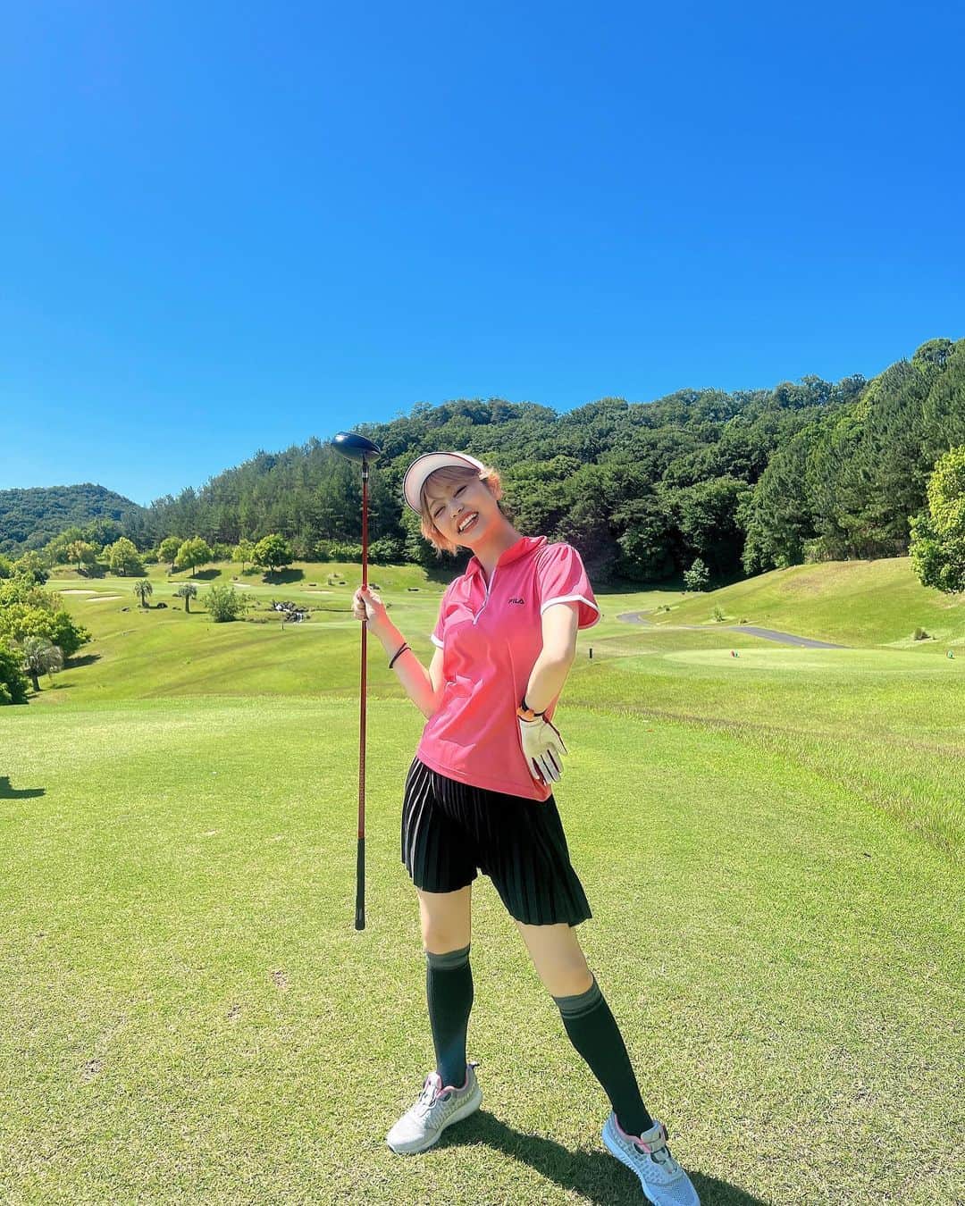 高橋里彩子のインスタグラム：「ゴルフ日和♡  ゴルフ最高🙌🏻 まだまだ下手だけど頑張ろー💓  夏のゴルフはでもあつすぎだよね🥹  #ゴルフ #ゴルフ女子 #ゴルフウェア」