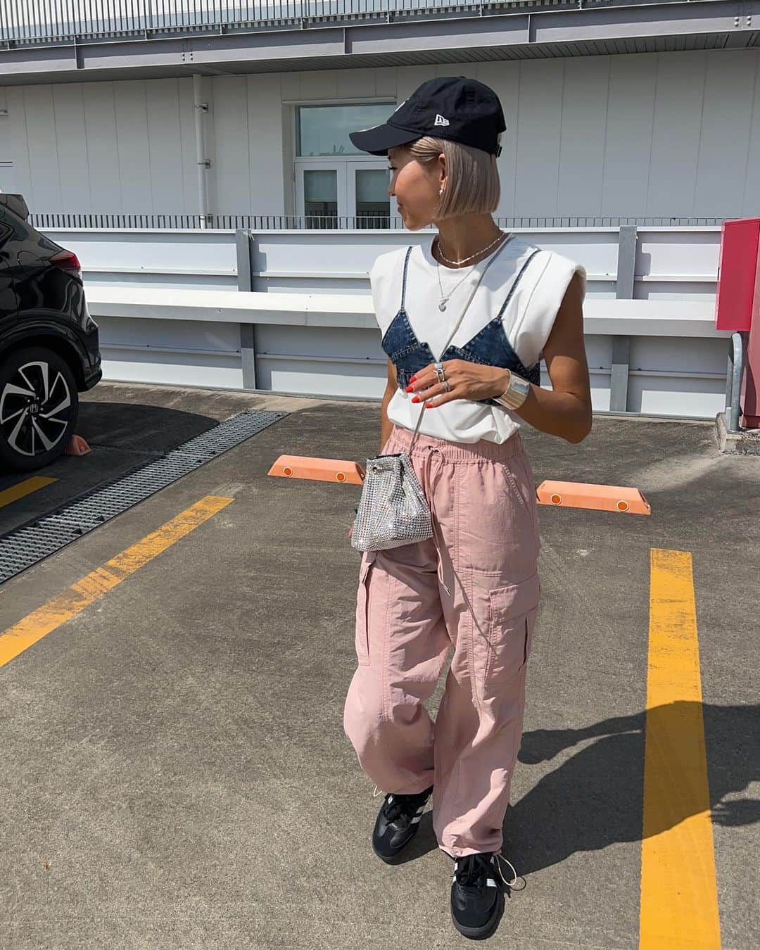 annaのインスタグラム：「今日新作のビスチェ付きトップスが かなりお気に入り〜🥰 @__segur.__   だってさ、いつものトップスに ビスチェ足すだけでオシャレ度UPだし 半袖とか持ってるトップスと合わせるだけ🖤  2枚目のシンプルコーデも 見てみてねー🥳✌️  アイテムのブランドは タグ付けしてあるよ🏷  #夏コーデ#シンプルコーデ#シンプル#ビスチェ#ビスチェコーデ#大人カジュアル#オトナカジュアル#158cmコーデ#骨格ナチュラル#きょこ#キャップコーデ#キャップ#カジュアルコーデ#カジュアル」