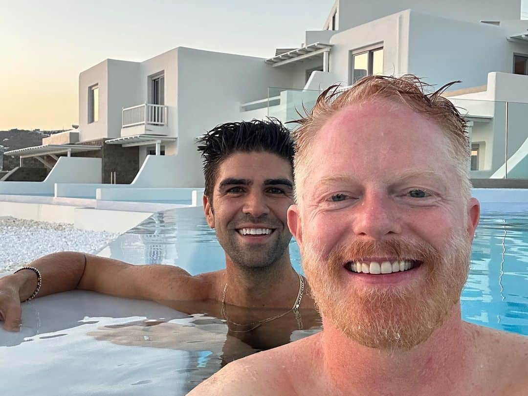 ジェシー・タイラー・ファーガソンのインスタグラム：「Thank you for good times Mykonos! You will always be our favorite! 🇬🇷」