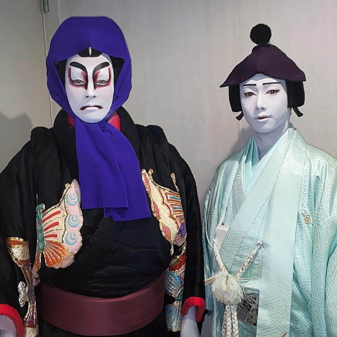 片岡千之助のインスタグラム：「松竹座、無事に千穐楽を迎えさせて いただきました。 沢山のお客様にご来場いただきまして ありがとうございました😊  初のタッグを組ませてもらった 麗しき、弟君と。」