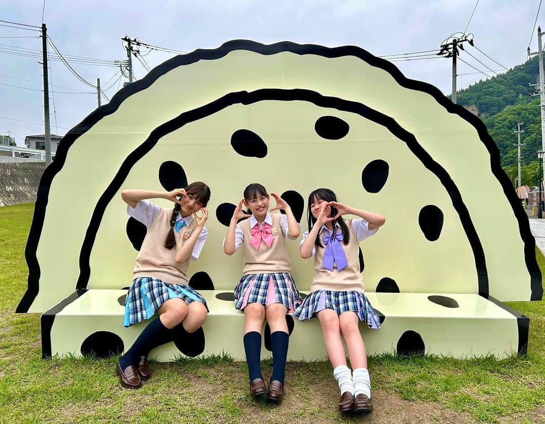 河村果歩のインスタグラム：「🌈🍒  シン･おはガール全国イッテラリポート岩手編  皆さん観て下さっていますか~？  南部せんべいとっても美味しかったです~❕ チョコと合わせたりせんべい汁にしたり色んな食べ方があると知ってとても驚きました😳💗  明日は生放送に出演します！是非観て下さい🤍   #土方エミリ #後藤花  #河村果歩 #nicola #おはスタ #おはガール #かほっち #ニコラ #ニコモ #ニコラ8月号発売中 #SUPERGIRLS #スパガ #アイドル」