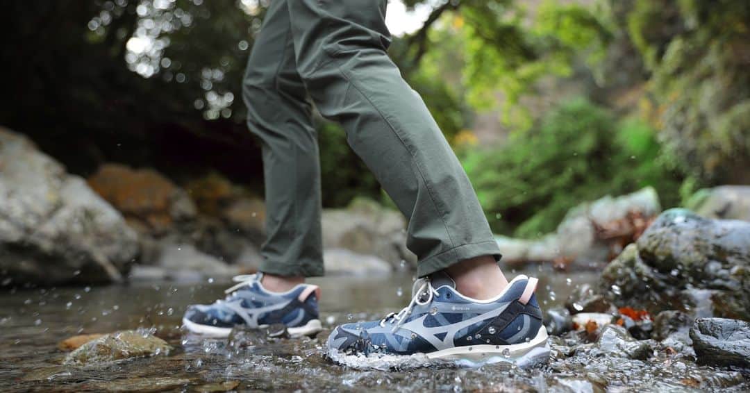 のインスタグラム：「アウトドアから雨の街まで楽しみ尽くす全天候型フットギア「WAVE MUJIN TL GTX」の限定カラーがスーパースポーツゼビオで発売中です。  MIZUNOのトレイルランニングシューズを起源にし、アウトソールにはミシュラン製のラバーを採用。  グリップ性とクッション性、安定性を両立します。  アッパーにはGORE-TEX ファブリクスを搭載し、防水性・透湿性を備えて夏のアクティビティをもっと快適に。  詳細はハイライトの「MIZUNO」からチェック！   全国のスーパースポーツゼビオ、スーパースポーツゼビオオンラインストアにて販売中です。 ※店舗によりお取り扱い状況は異なります。  #goretex #ゴアテックス #mizuno #mizunosportstyle #ミズノ #xebio #wavemujintlgtx #スーパースポーツゼビオ #シューズ #防水性 #透湿性 #快適性」