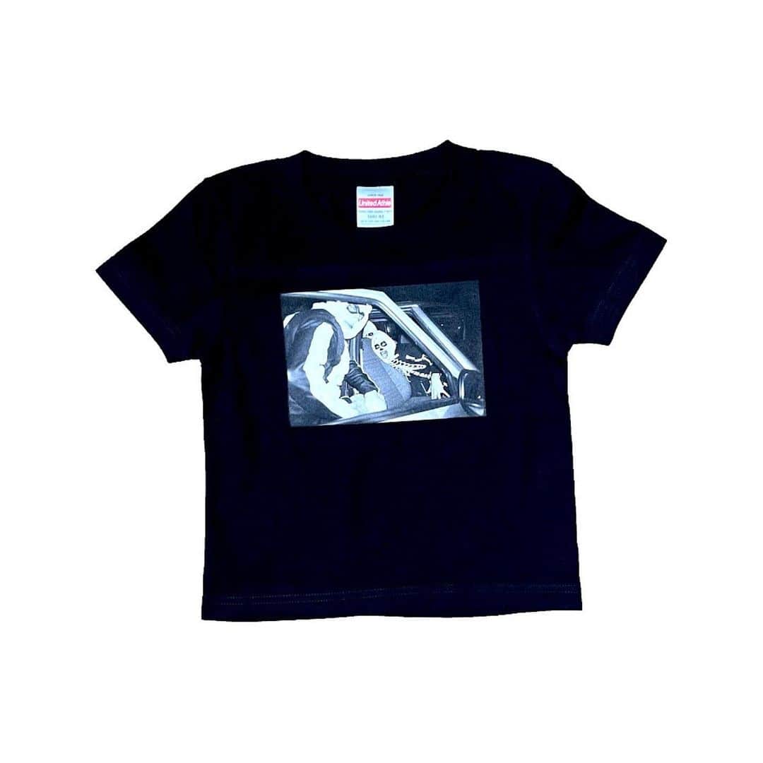 新田桂一のインスタグラム：「⁡ ⁡ ⁡ WE ARE BOWERY BOYS® @keiichinitta ⁡ EXTRA EDITION "BOWERY KIDS" ⁡ DROP ON 7/29-30/2023 ⁡ ⁡ 1ST DROPで好評だった2型がキッズサイズで再登場。 ⁡ ⁡ 90年代ニューヨークにて、BOWERY を歩いているといきなり覆面を彼った人達が車に乗って現れ、それを切り取った写真。 ⁡ ⁡ COLOR: BLACK ⁡ RETAIL PRICE: ¥7,700(TAX-IN) ⁡ SIZE: 100,130,150 ⁡ 100：着丈40 身幅 31 肩幅 28 130： 着丈 51 身幅37 肩幅 34 150： 着丈 59 身幅 43 肩幅 38 ⁡ ⁡ ※キッズモデルはウォッシュ加工を施しておりません。 ※シルクスクリーンの版の跡がついている個体がありますが、洗濯ですぐに落ちるものです。品質には問題ございませんので、ご了承下さい。 ※ホワイトとブラックの中間サイズがそれぞれ異なります。お間違えの無いようお願い致します。 ※ 販売期間を7/29-30とし、31日から順次発送致しますが、一部納期ズレの為8/4頃の発送となる場合がございます。」