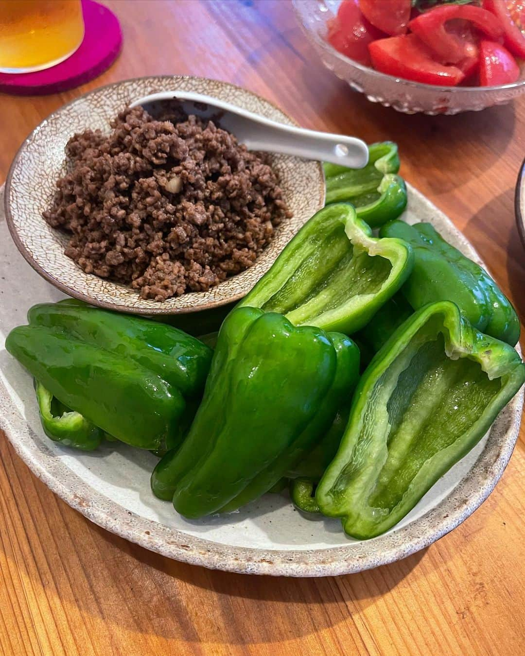 吉野千穂さんのインスタグラム写真 - (吉野千穂Instagram)「千穂飯🌿2023.7.22メニュー記録① 全部写真撮れてないけど先日の誕生日会で作ったものたちを少しずつ🍻  ・マッシュルームとサラミのサラダ 千穂飯の定番サラダ！ マッシュルームとサラミが合う！ 全然詳しくないレシピはこちらです👇笑 #マッシュルームとサラミのサラダ_千穂飯  ・トマトの梅和え 食べやすい大きさに切ったトマトを 梅肉、ごま油、しょうゆ、砂糖で和えて 冷た〜くして仕上げに大葉をトッピング。 箸休めに。  ・パリピー肉そぼろ  合い挽き肉をにんにくみじん切りと一緒に炒めて 酒、ガラムマサラ、オイスターソース、砂糖で味付け。 氷水に浸してパリっとさせた肉厚ピーマンにのっけてばりぼりと。  #ピーマン#ピーマンレシピ#トマト#トマトレシピ#マッシュルーム#マッシュルームサラダ#休日の過ごし方#家呑み#誕生日会 #千穂飯#おうちごはん#おうち居酒屋#おつまみ#おつまみレシピ#家飲み#家飲みおつまみ#千穂飯おつまみ#管理栄養士#フードスタイリスト」7月25日 20時39分 - chiho_yoshino