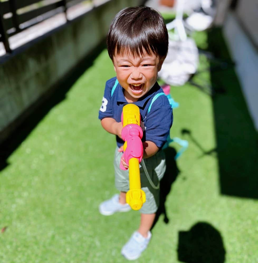 岩崎弘志のインスタグラム：「. 夏真っ盛りーー🌻☀️⤴︎⤴︎  ゴーストバスターズみたいに水鉄砲とタンクを 背負ってパパ退治だーーーーっ🤭🔫  夏は汗やらプールやらで子供の着替えが多く なりますが、比例するようにパパママの着替え も増えますね🫣  #子育てあるある #育児あるある #3歳男の子 #3さい  #3才児 #遊び盛り #水鉄砲 #🔫 #🔫🔫 #鹿児島子育て  #鹿児島育児 #かごしま #鹿児島 #子育てパパ  #子育てパパと繋がりたい #子育てパパ応援 #育児奮闘  #育児奮闘中 #子育て奮闘記 #アナウンサー  #ラジオパーソナリティ #tegeh #tege2 #岩﨑弘志」