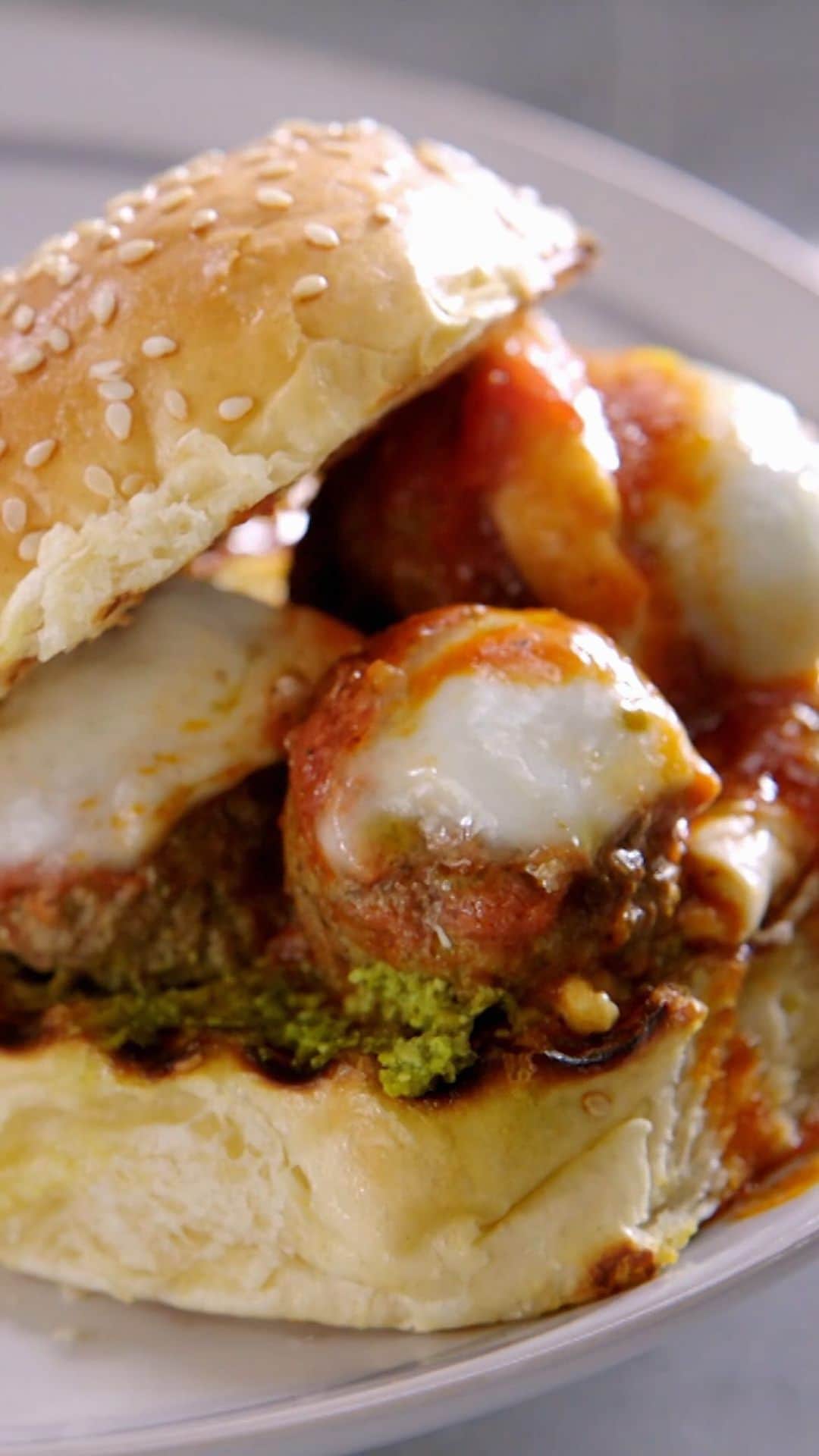 ジェイミー・オリヴァーのインスタグラム：「Still a little stumped on what to cook for dinner tonight?? Using just 5 ingredients and cooking in under 25 mins, my messy meatball buns are perfect to take your dinner time up a notch!! Made with pesto, mozzarella and tomato sauce for dunking, I can guarantee your whole house will love them! Recipe link in my bio x  #quickandeasyfood #5Ingredients #meatballs」