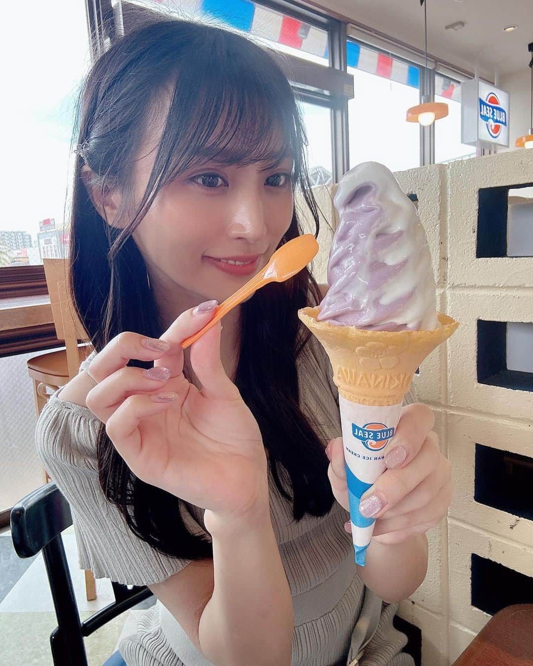 根岸愛のインスタグラム：「🍦🤍🍦 . ブルーシールが恋しい... 紅芋ソフトが好きで この日はミックスにしてた！ 塩バニラも美味しかった🤍 写真、もう溶けてきてる😂✨ #沖縄 #blueseal #ブルーシール #icecream #アイスクリーム」